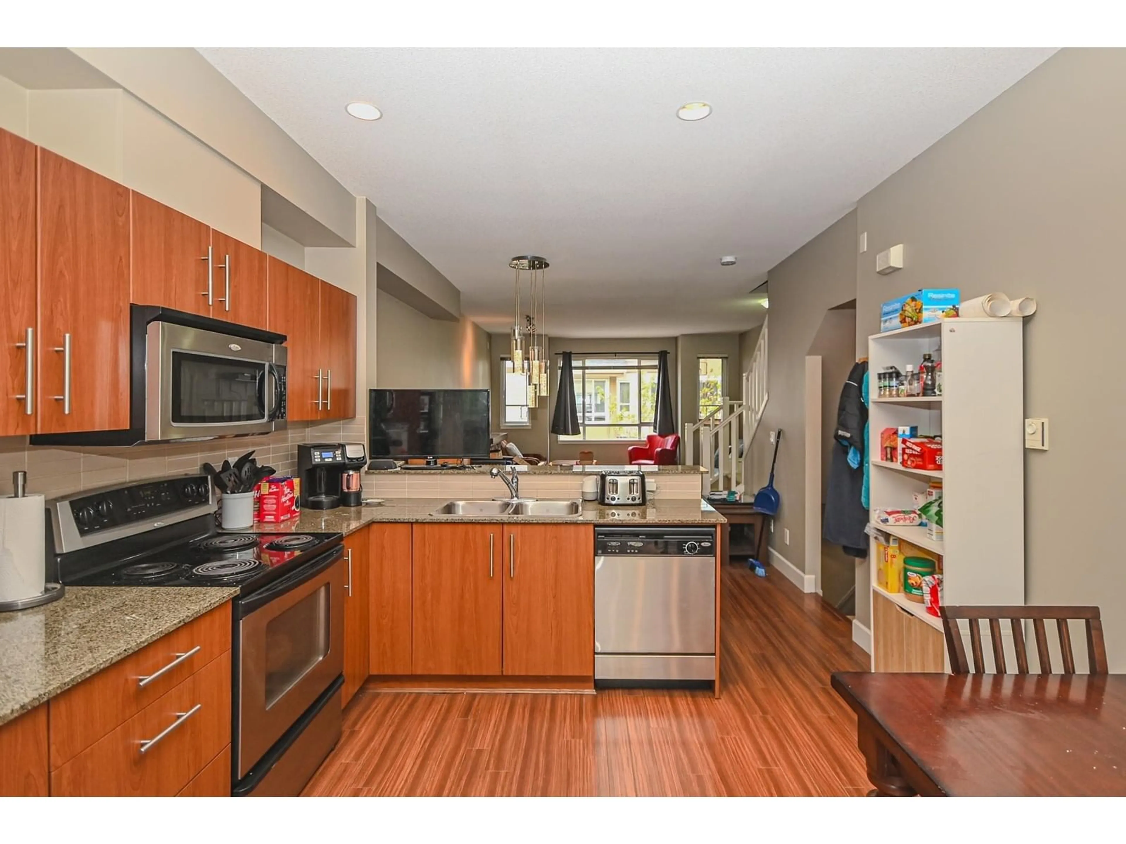 Open concept kitchen, wood/laminate floor for 32 - 7088 191, Surrey British Columbia V4N0B4