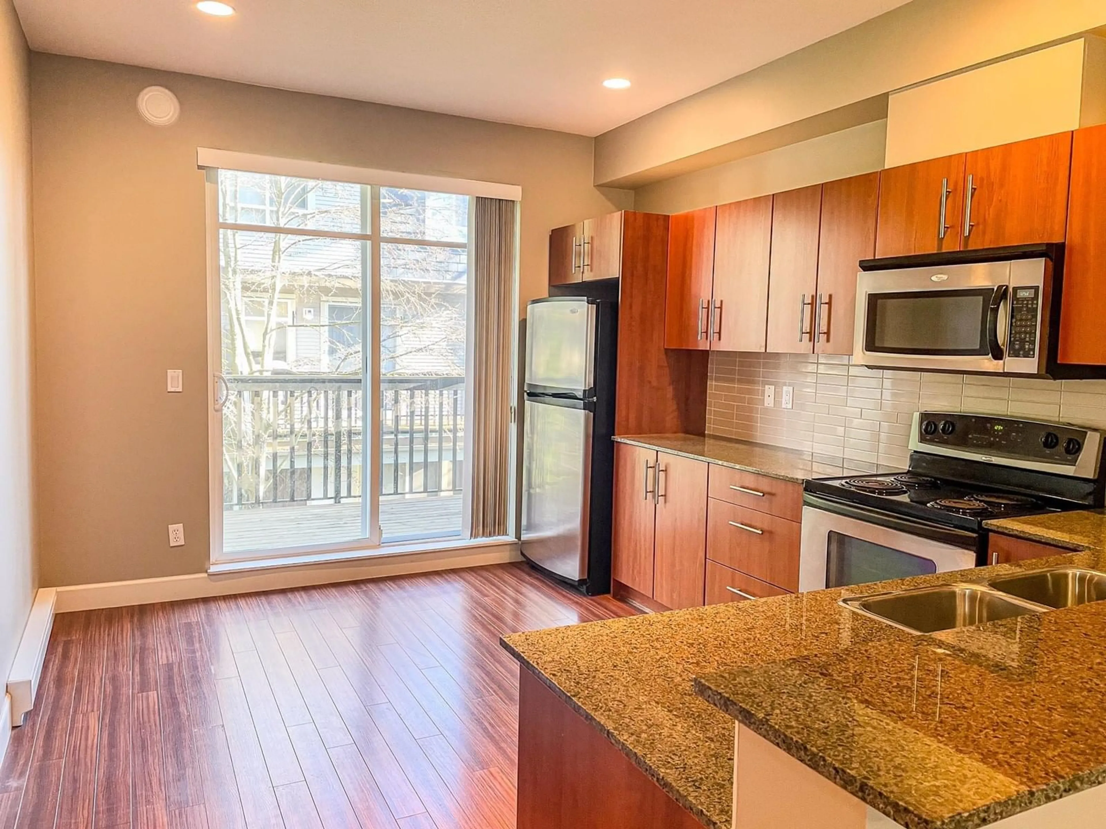 Open concept kitchen, wood/laminate floor for 32 - 7088 191, Surrey British Columbia V4N0B4