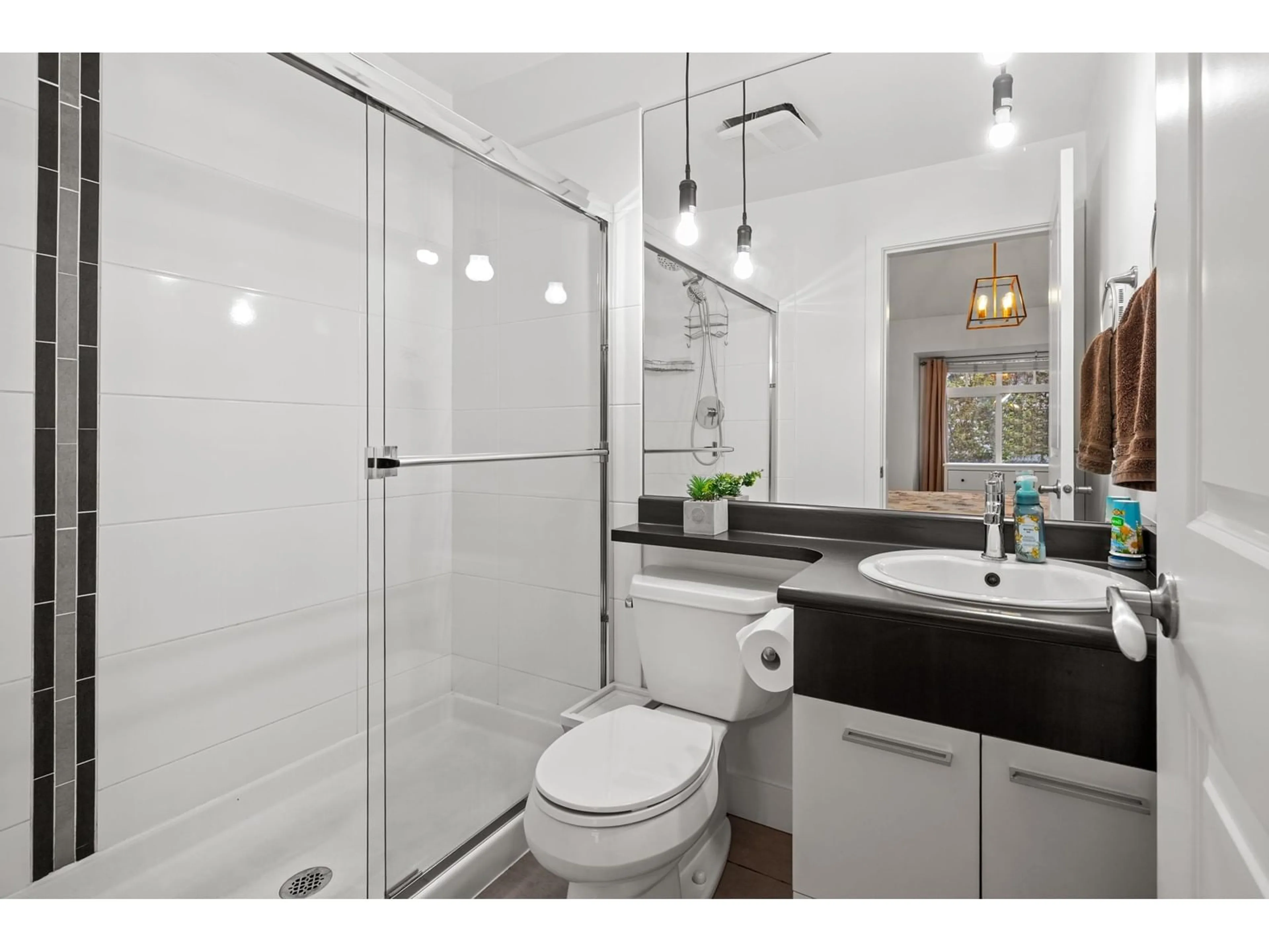 Standard bathroom, ceramic/tile floor for 4 - 19448 68, Surrey British Columbia V4N5V5
