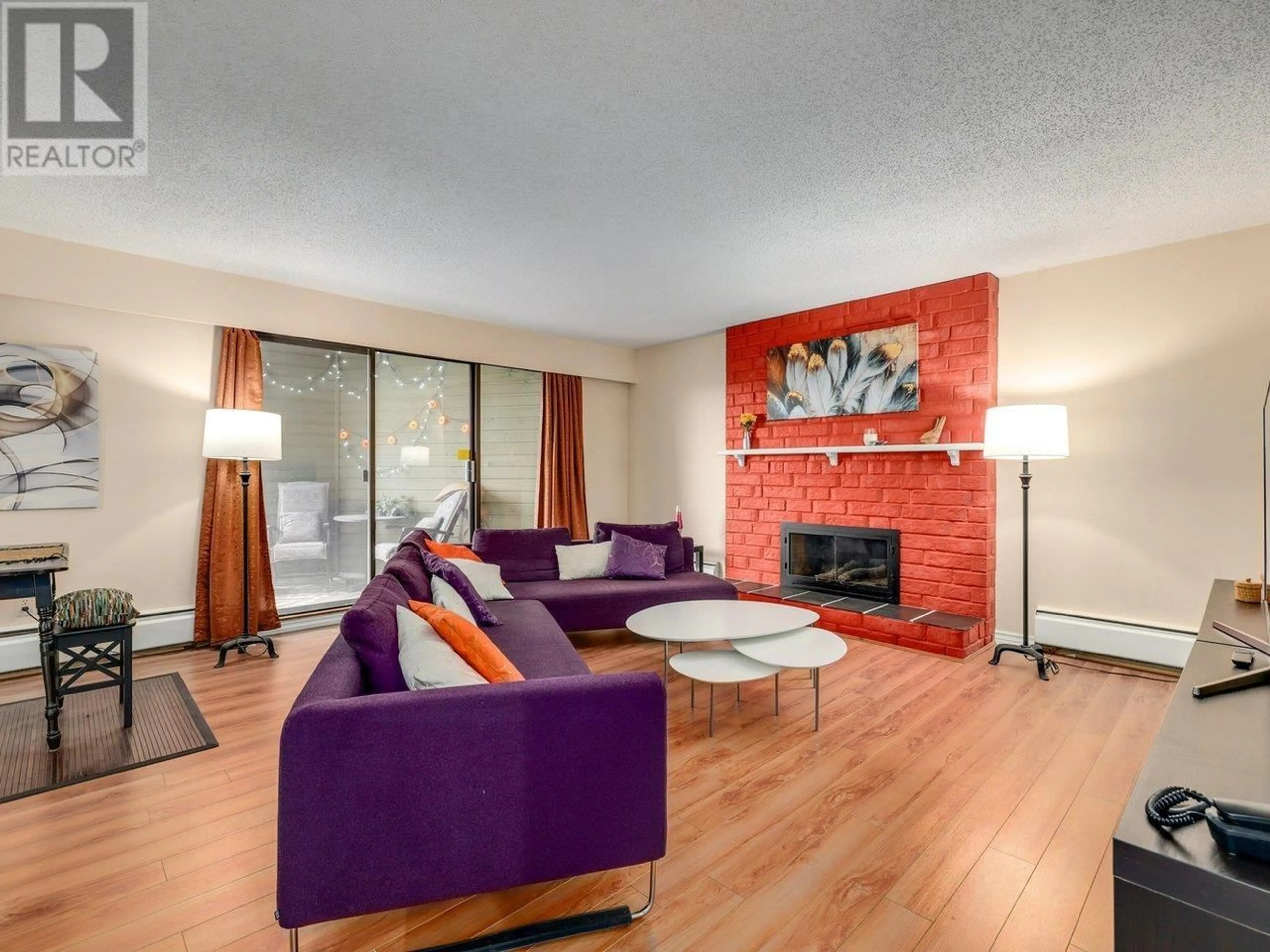 Living room with furniture, wood/laminate floor for 105 - 327 NINTH STREET, New Westminster British Columbia V3M3V8