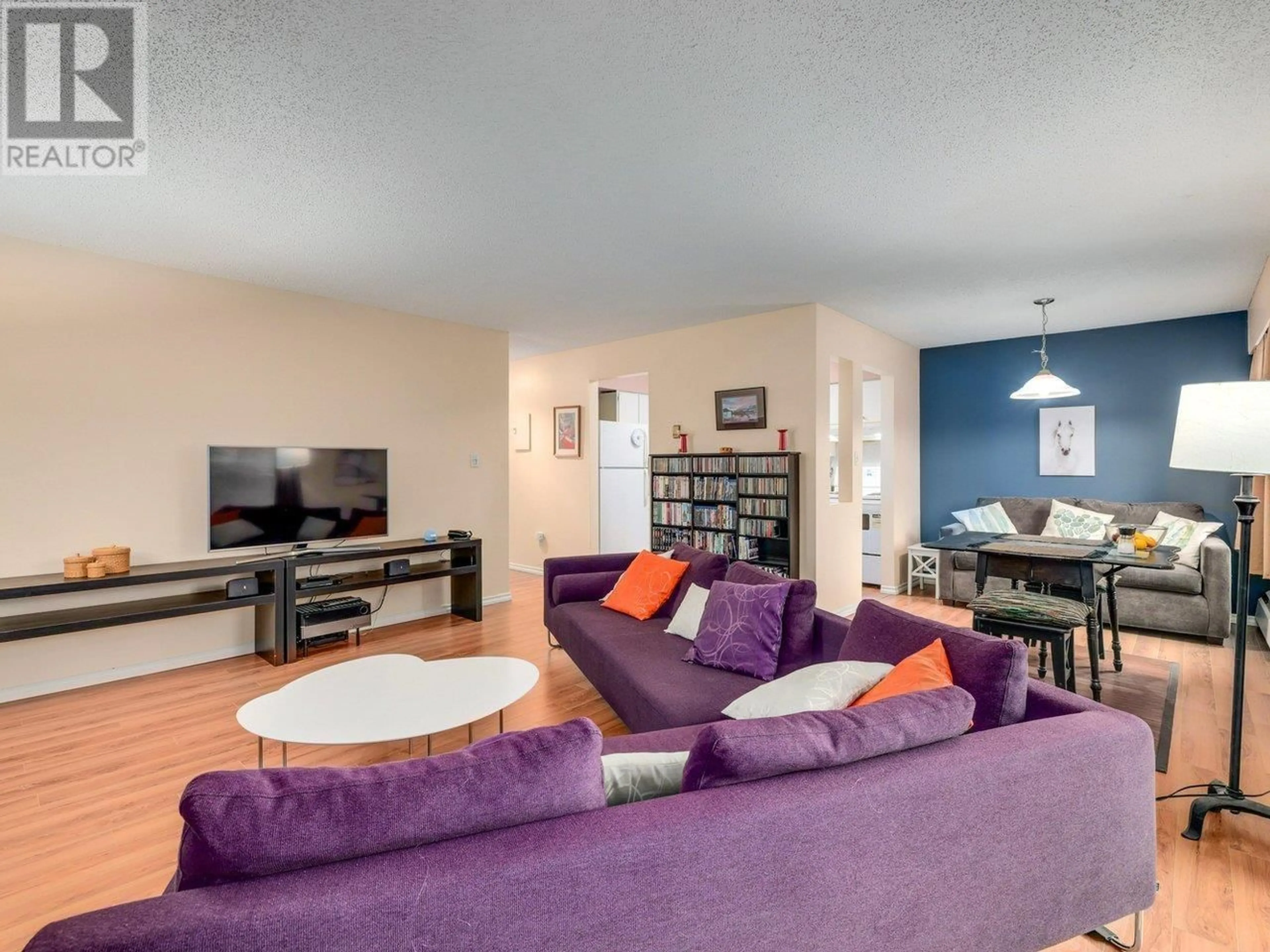 Living room with furniture, unknown for 105 - 327 NINTH STREET, New Westminster British Columbia V3M3V8