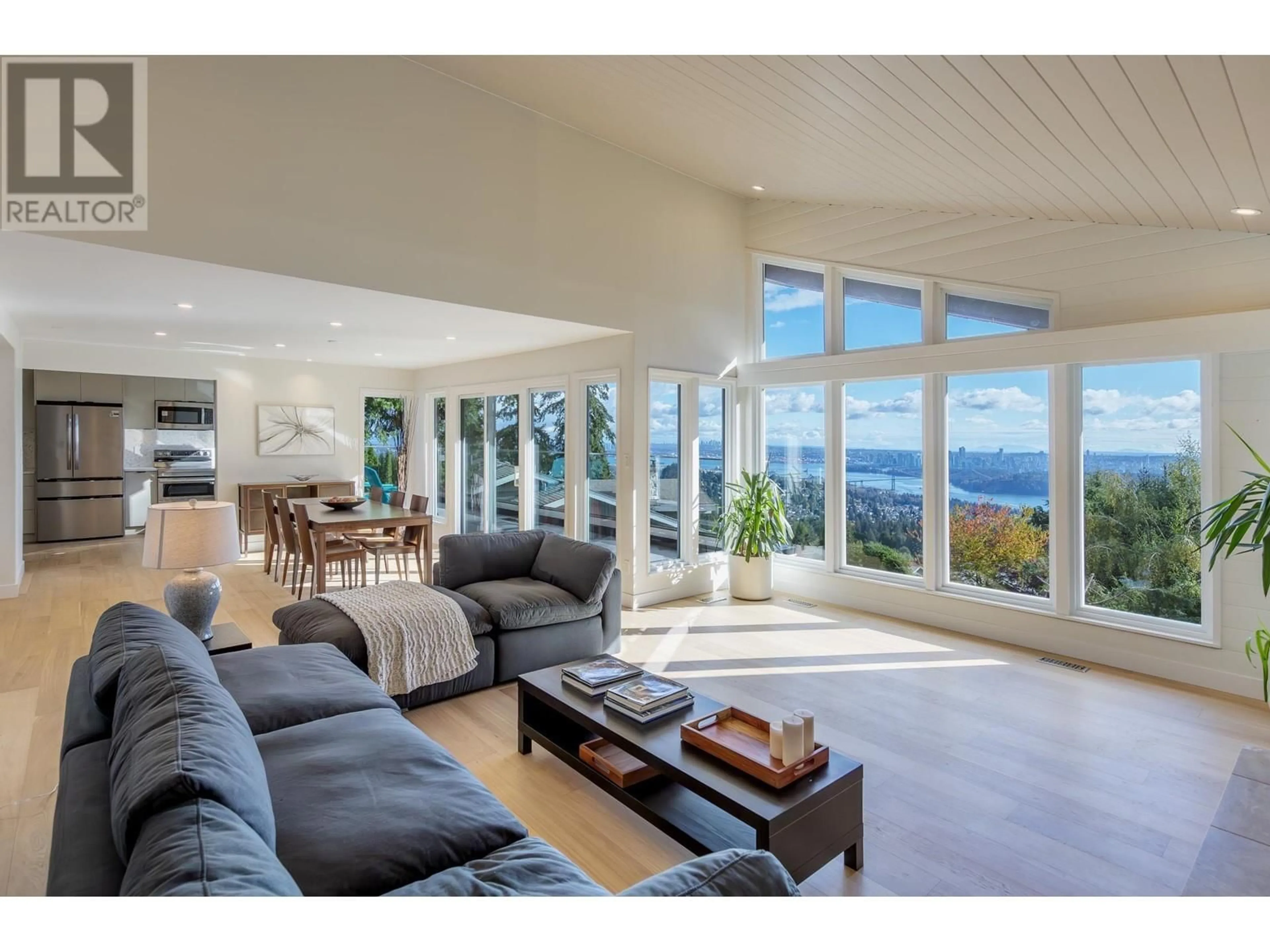 Living room with furniture, unknown for 1361 CAMRIDGE ROAD, West Vancouver British Columbia V7S2M7