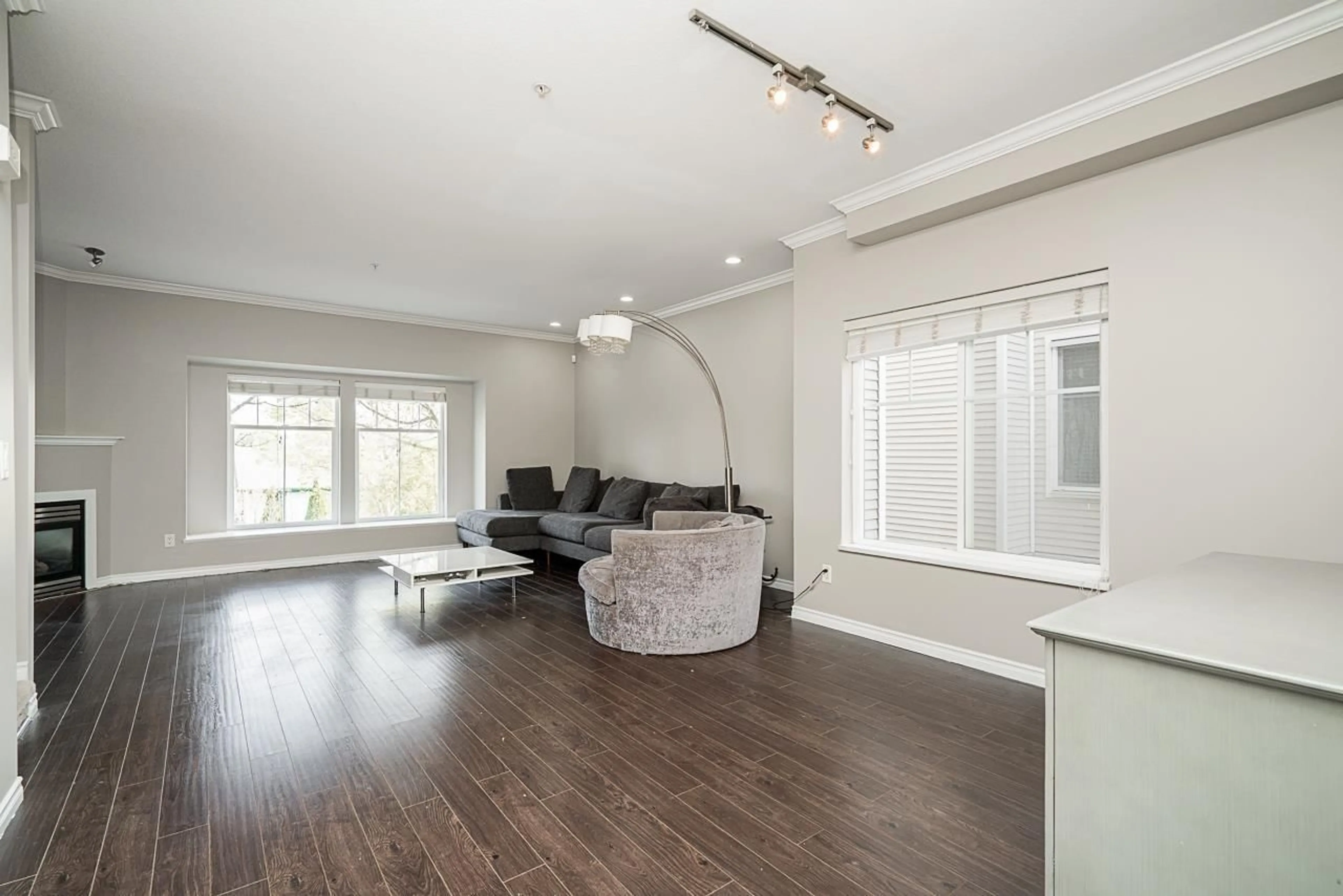 Living room with furniture, wood/laminate floor for 30 - 21535 88, Langley British Columbia V1M4E5