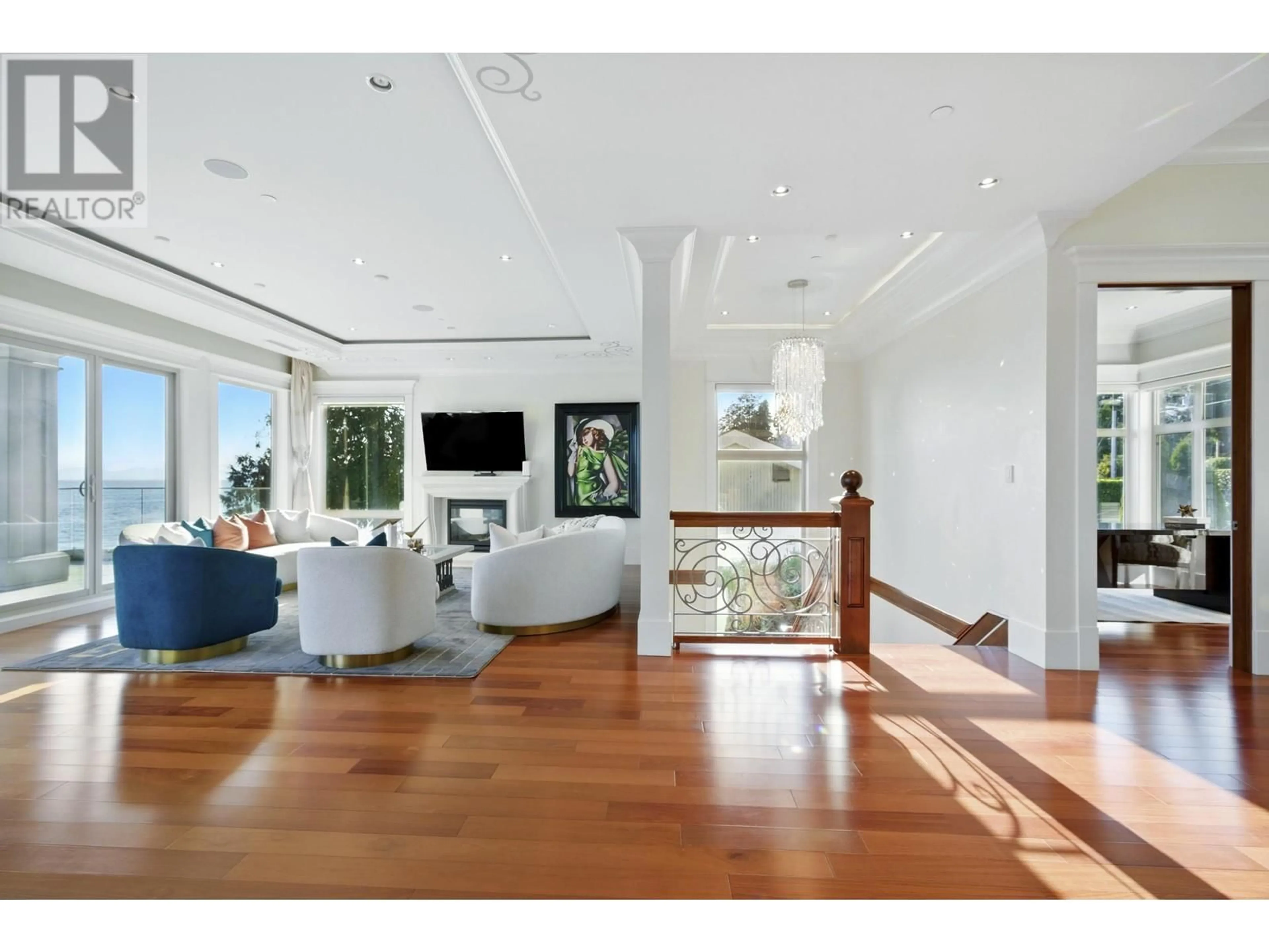 Indoor foyer for 3008 PROCTER AVENUE, West Vancouver British Columbia V7V1G1
