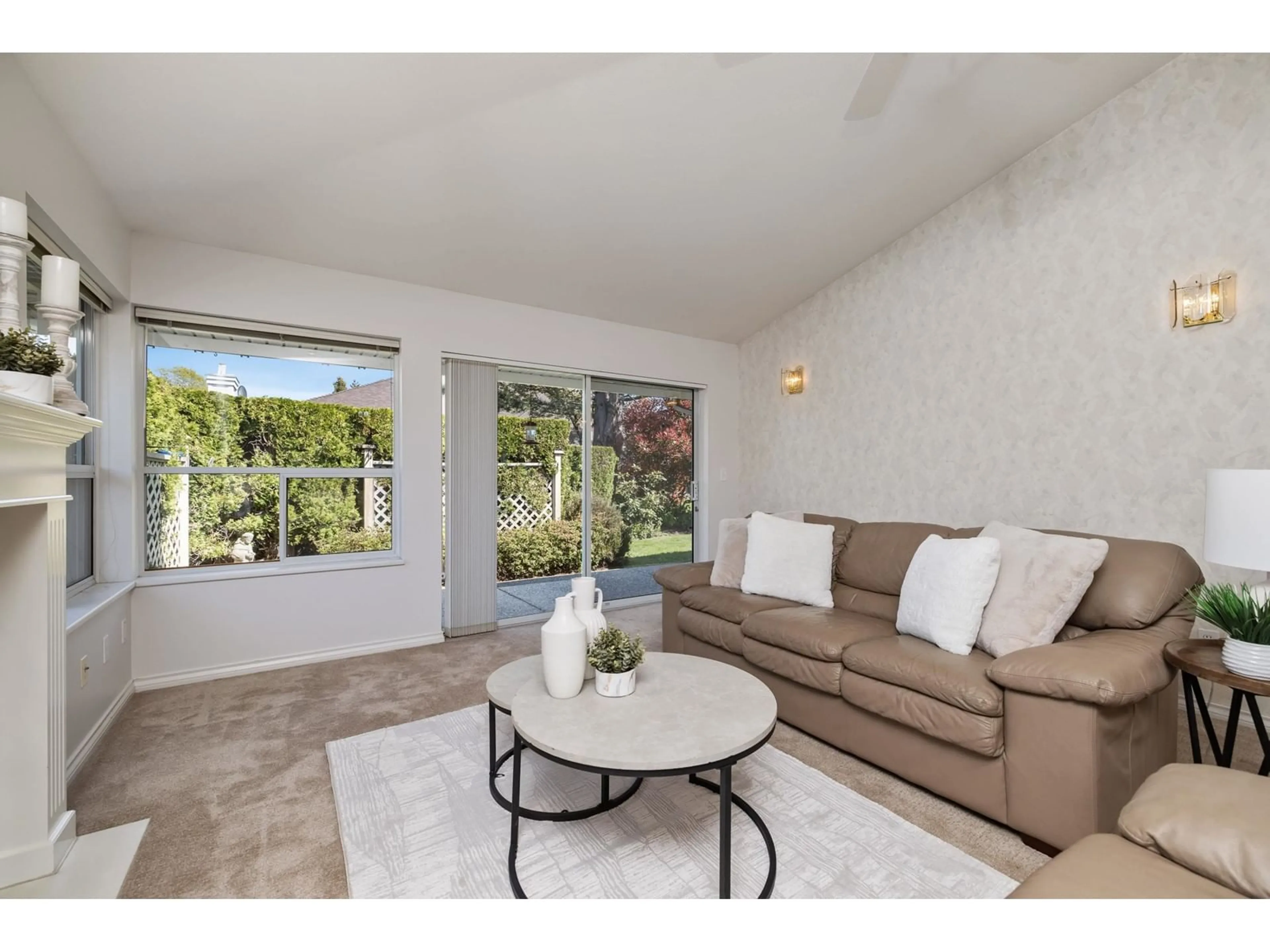 Living room with furniture, unknown for 42 - 21746 52, Langley British Columbia V2Y1L4