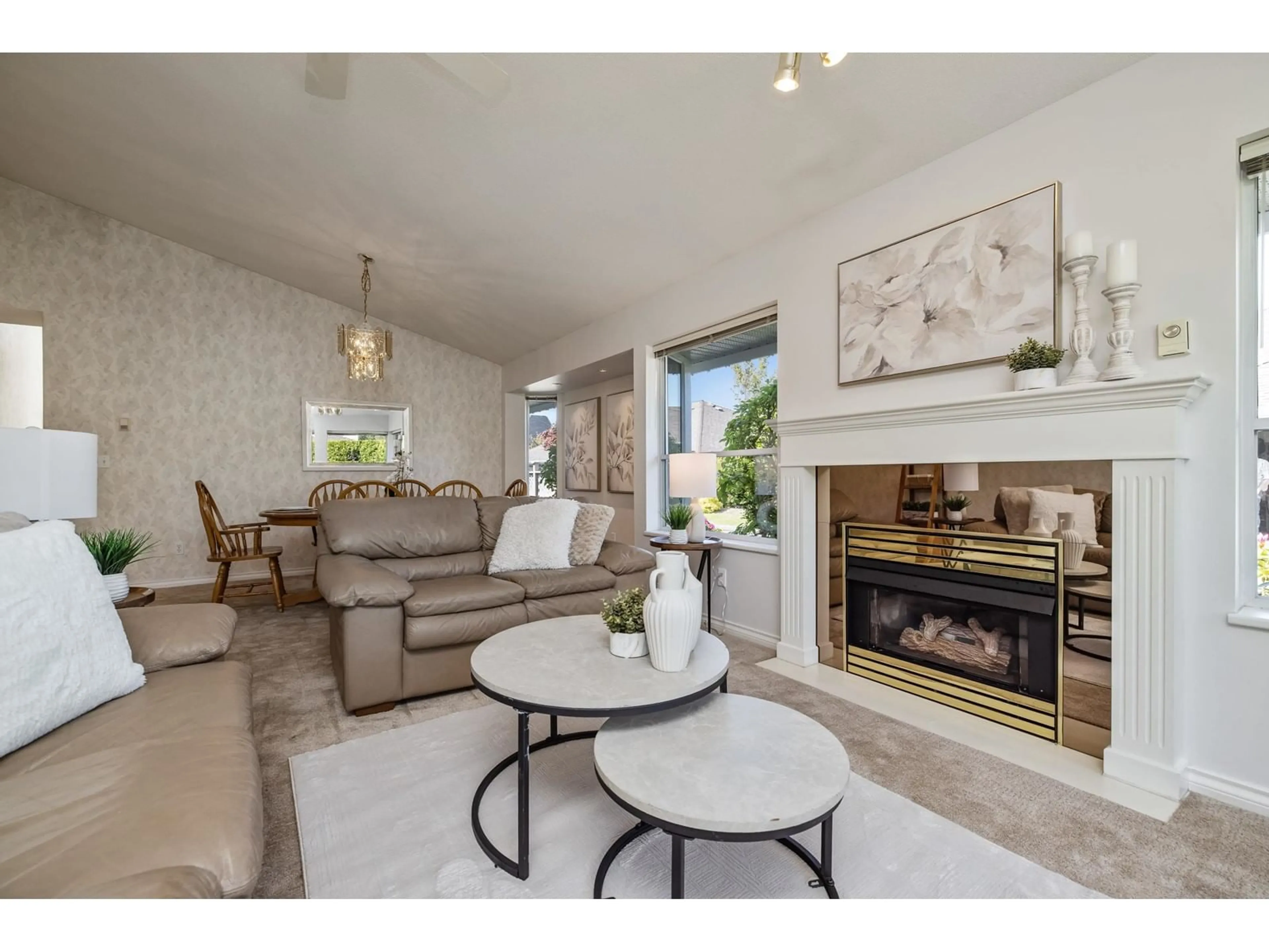 Living room with furniture, unknown for 42 - 21746 52, Langley British Columbia V2Y1L4