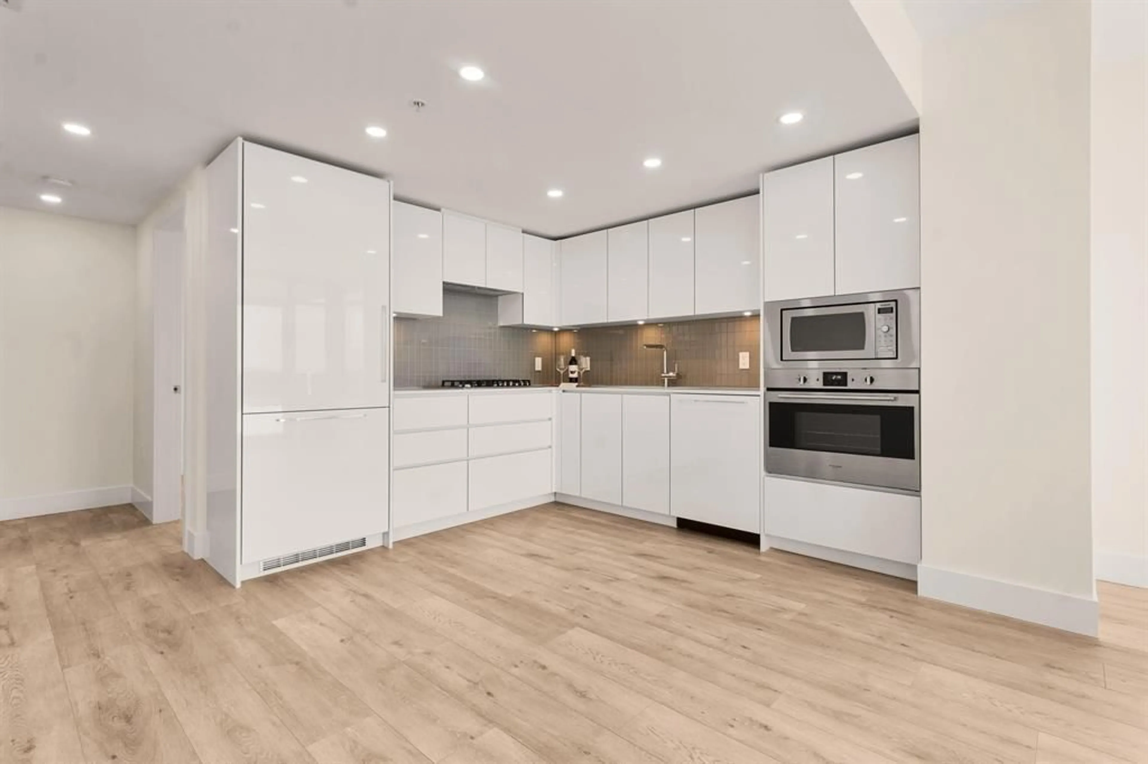 Open concept kitchen, wood/laminate floor for SL 54 - 802 10428 WHALLEY, Surrey British Columbia V3T0W2