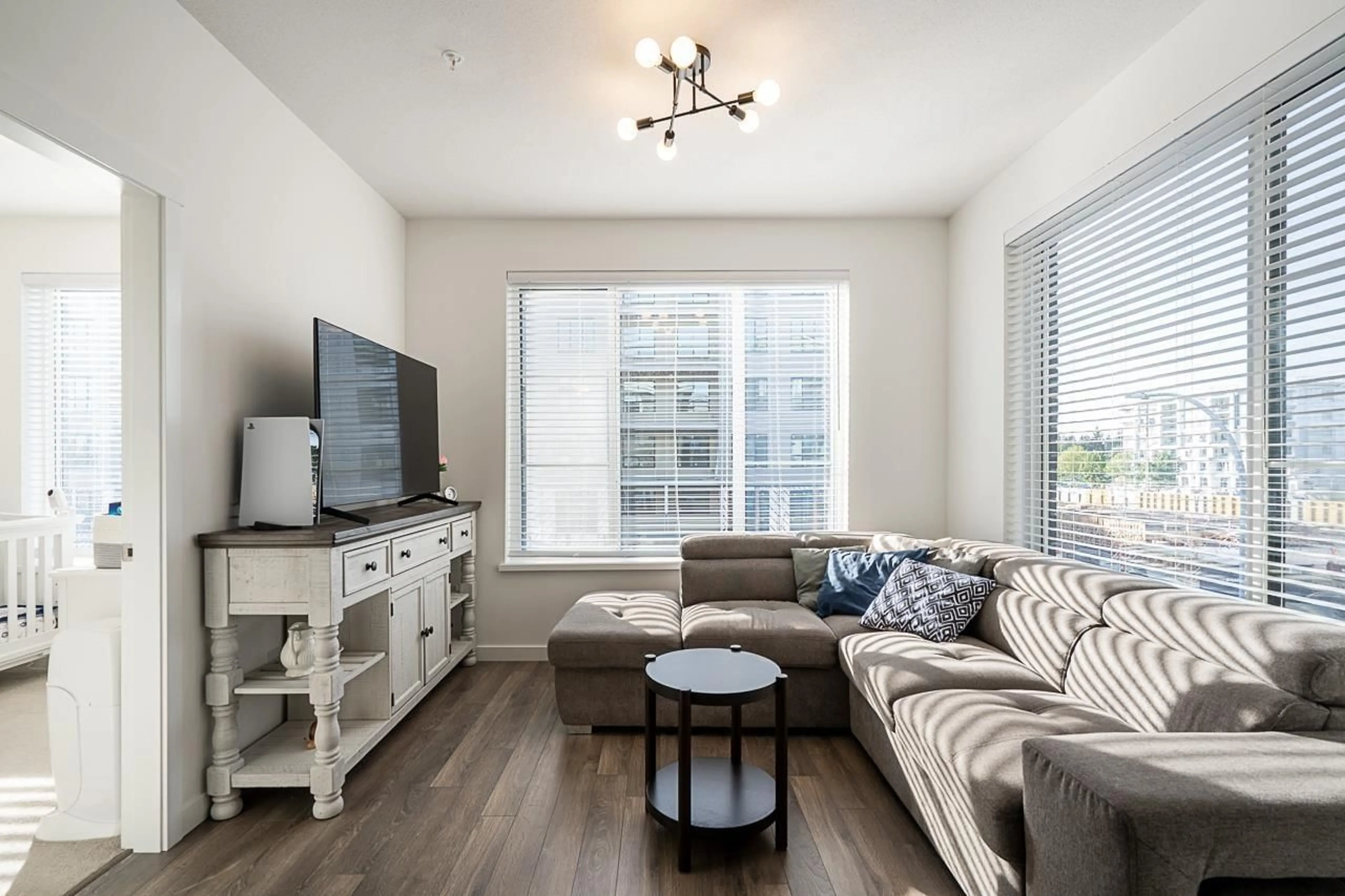 Living room with furniture, wood/laminate floor for 305 - 15815 85TH, Surrey British Columbia V4N6X5