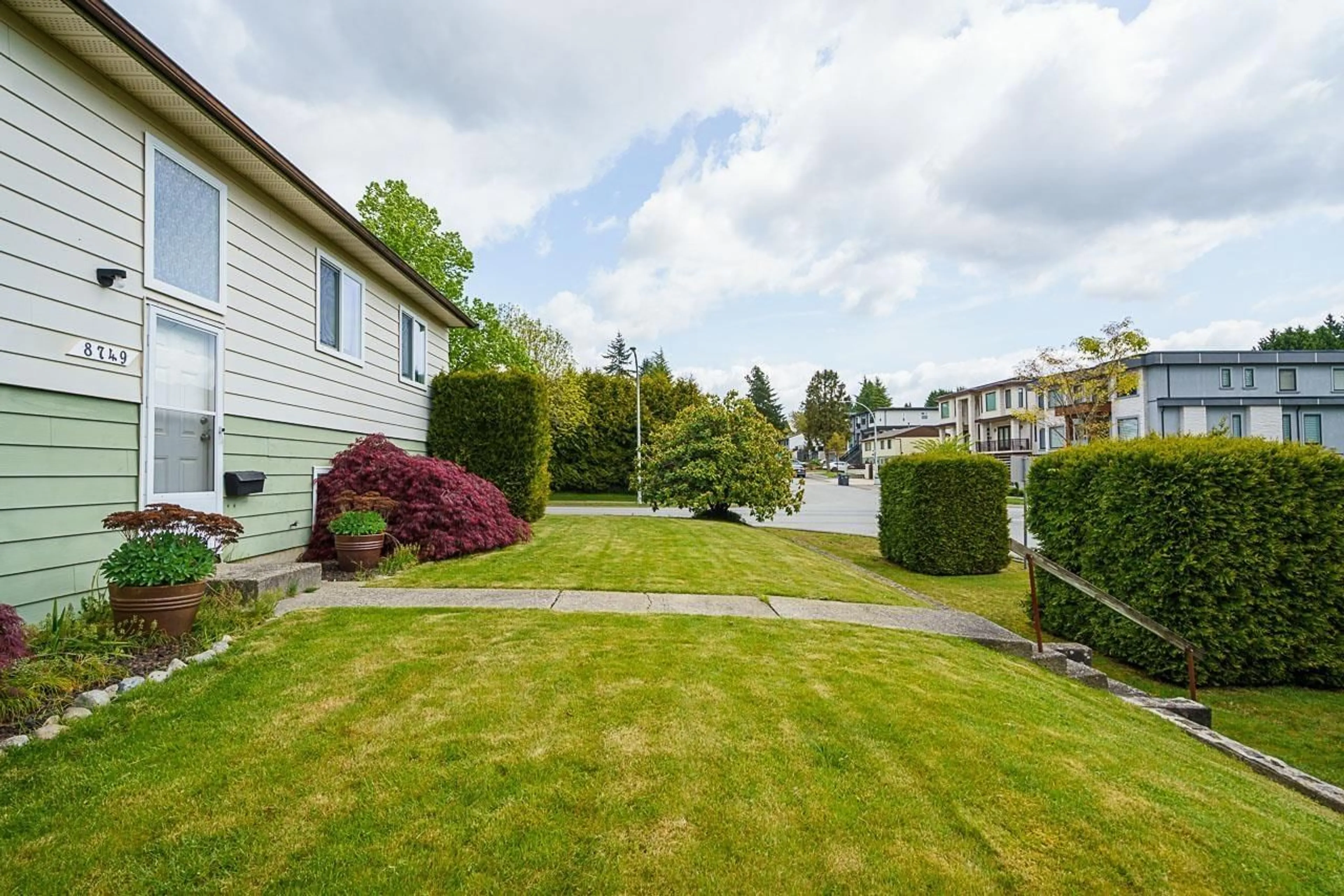 A pic from outside/outdoor area/front of a property/back of a property/a pic from drone, street for 8749 MILTON, Surrey British Columbia V3S5G9