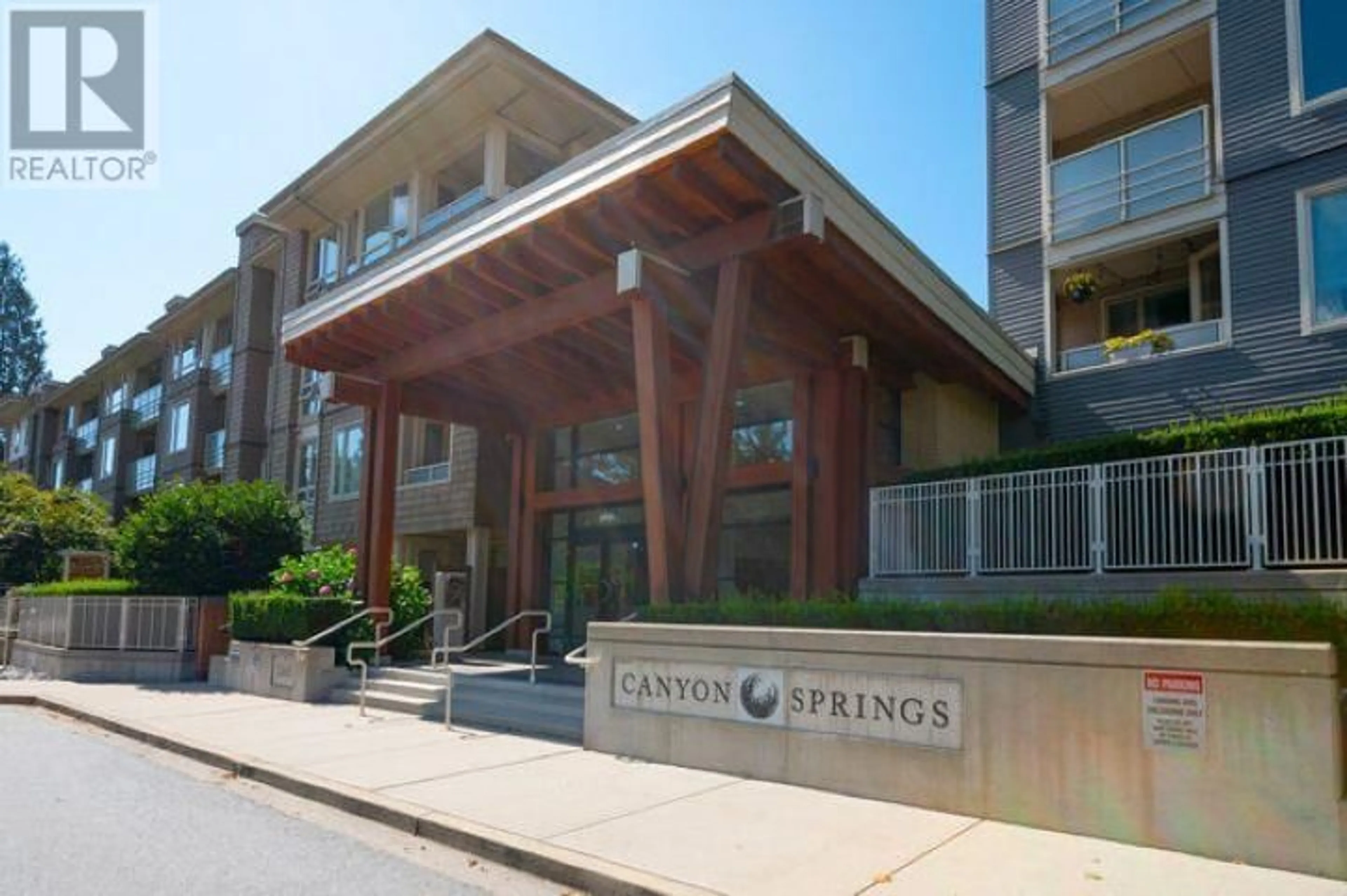 Indoor foyer for 219 - 2665 MOUNTAIN HIGHWAY, Vancouver British Columbia V7J0A8