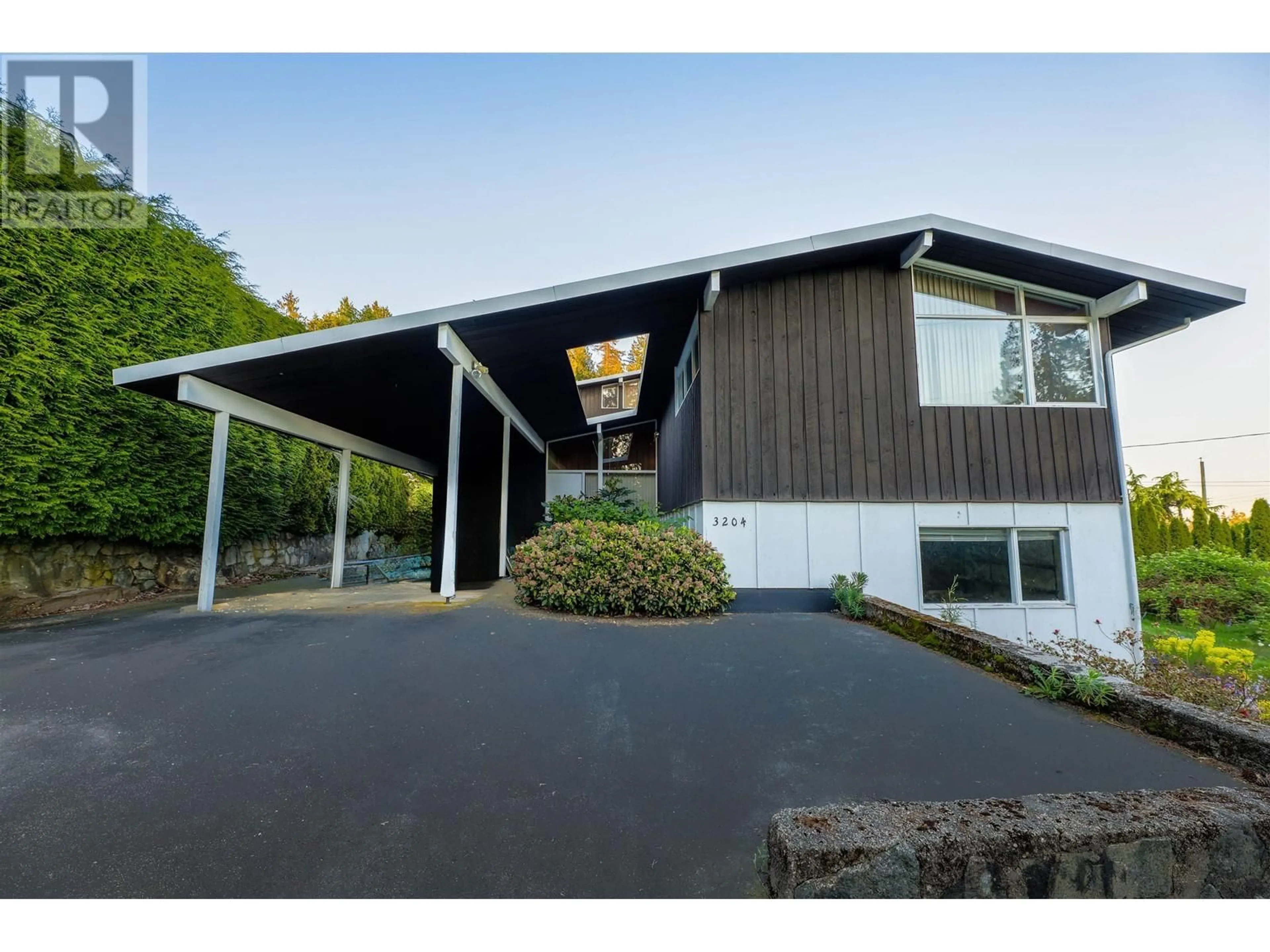 Home with vinyl exterior material, mountain view for 3204 THOMPSON CRESCENT, West Vancouver British Columbia V7V3E5