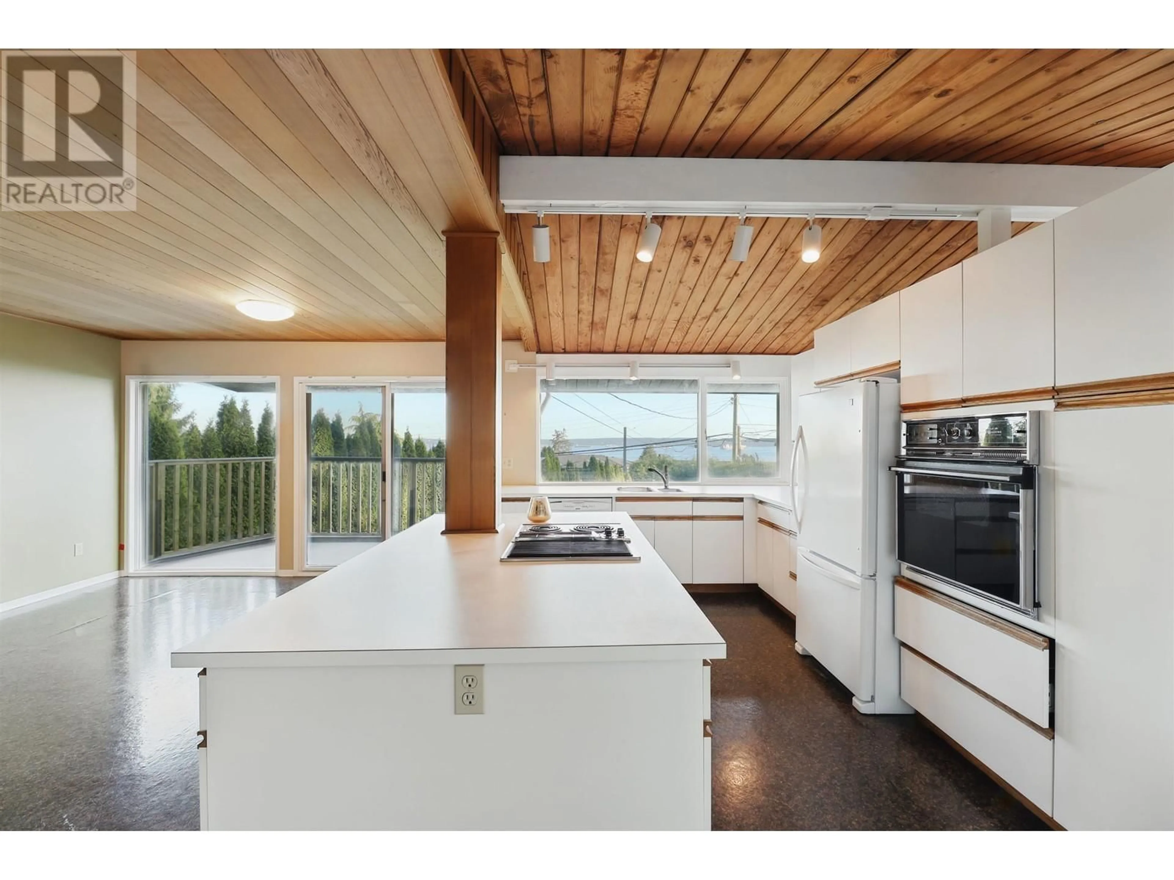 Open concept kitchen, wood/laminate floor for 3204 THOMPSON CRESCENT, West Vancouver British Columbia V7V3E5