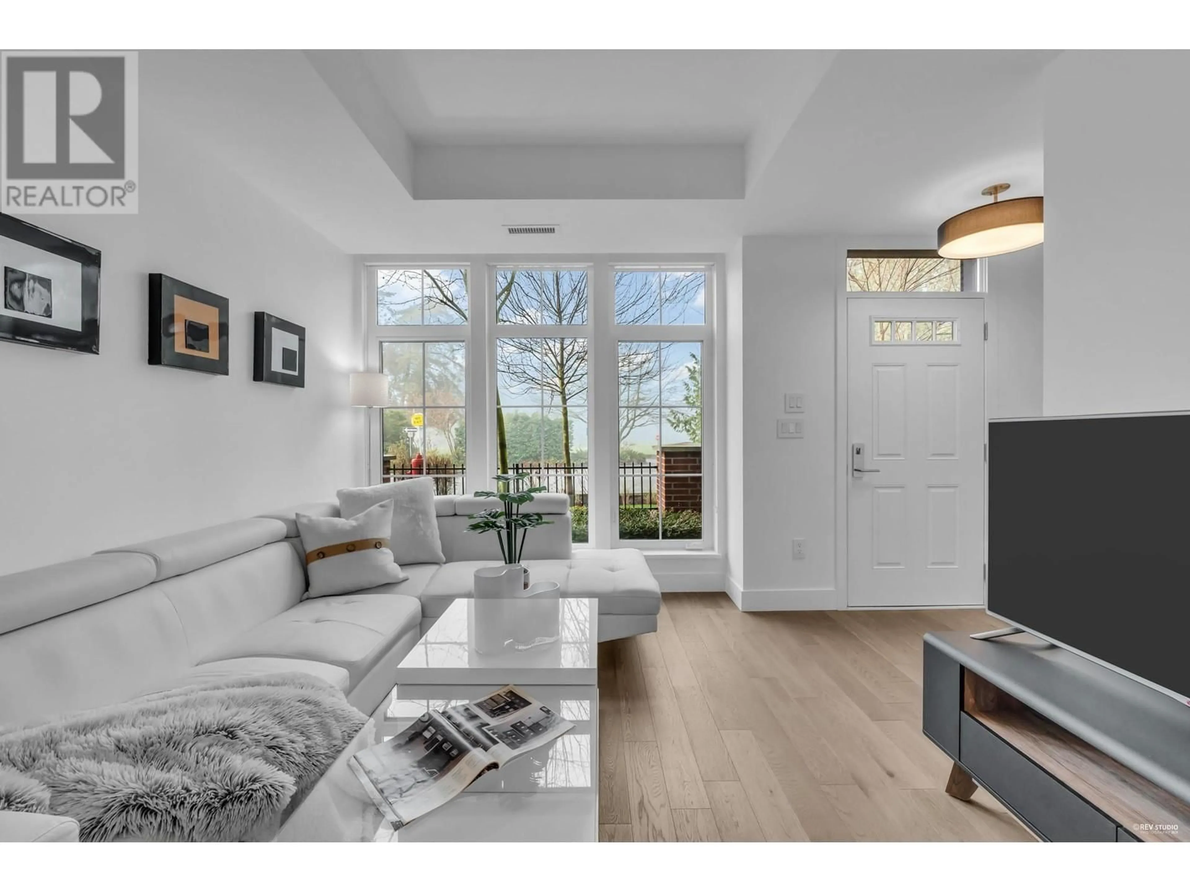 Living room with furniture, wood/laminate floor for 118 - 2070 CURLING ROAD, North Vancouver British Columbia V7P0C9