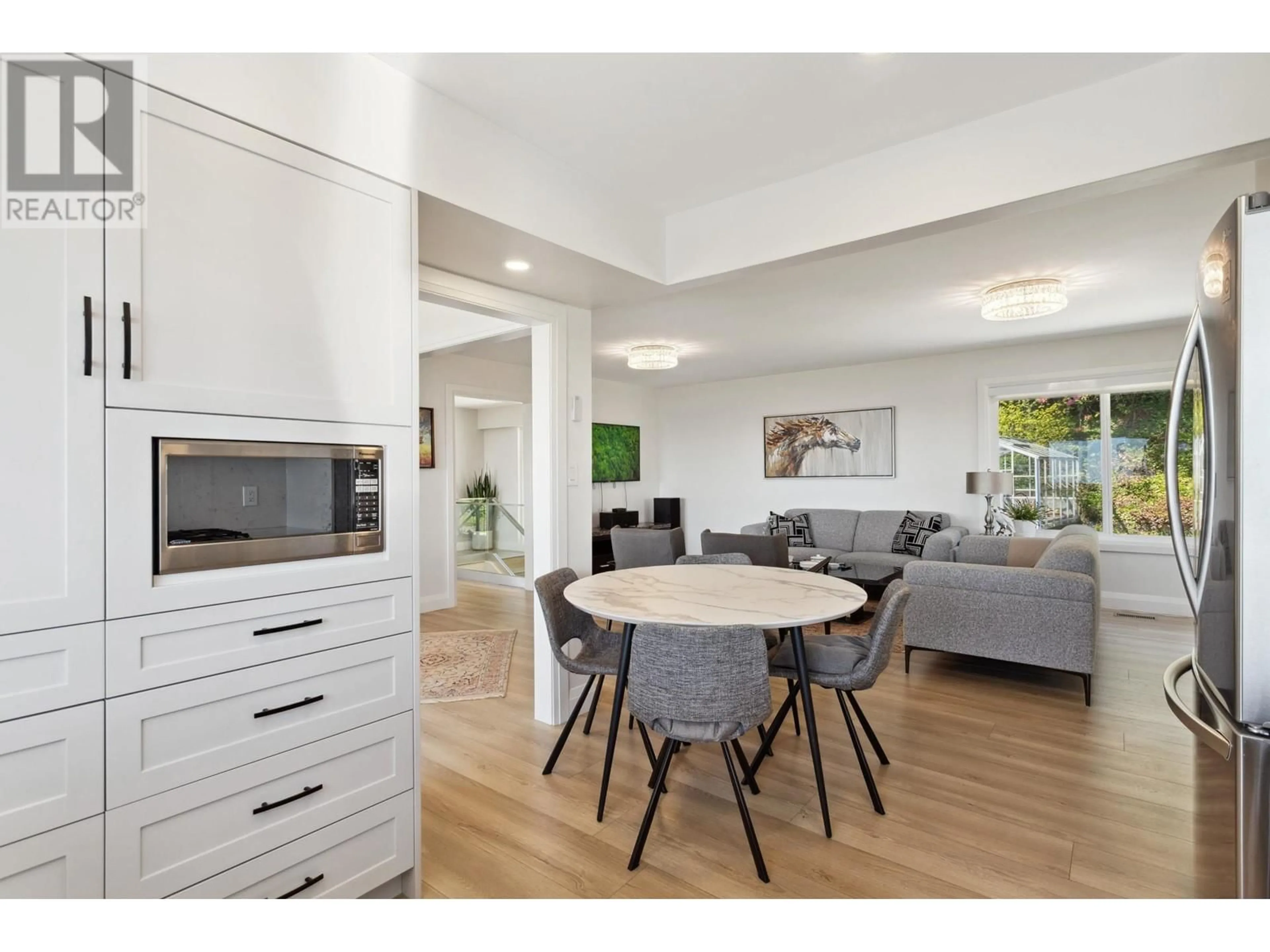 Open concept kitchen, wood/laminate floor for 1111 GILSTON ROAD, West Vancouver British Columbia V7S2E7
