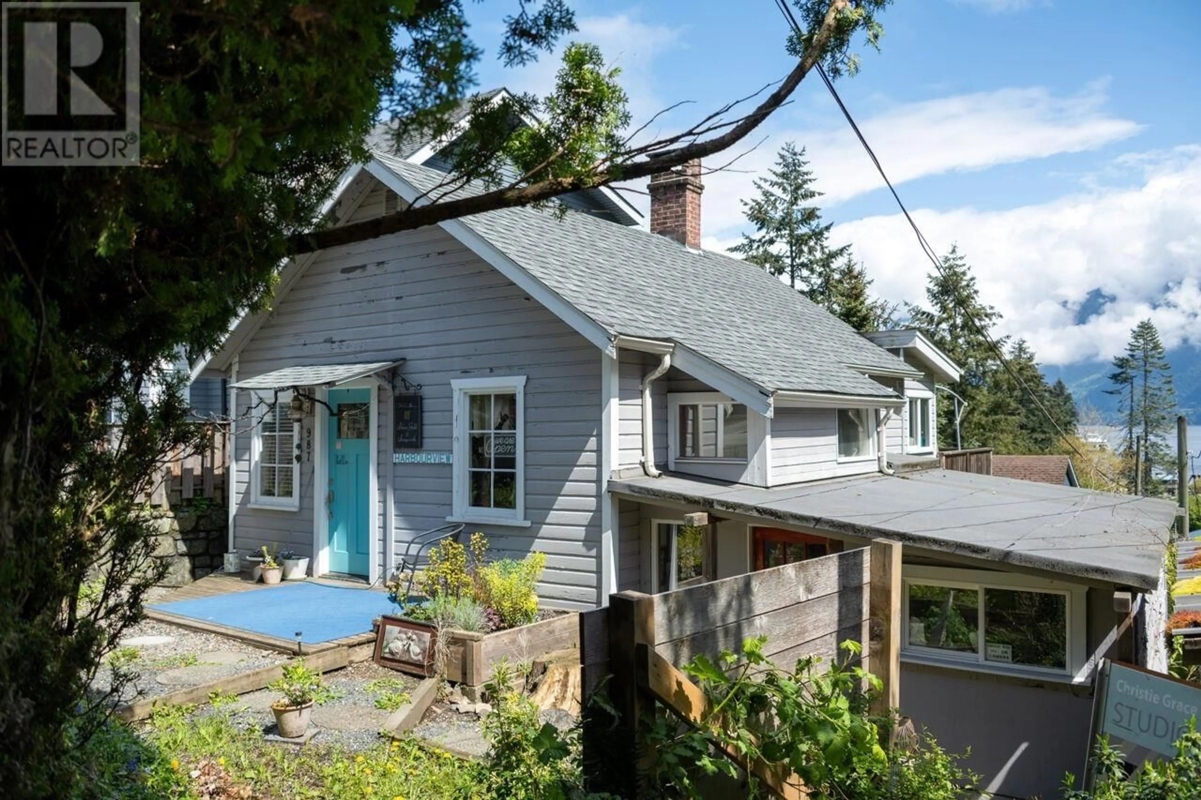 Home with vinyl exterior material, street for 987 DORMAN ROAD, Bowen Island British Columbia V0N1G1