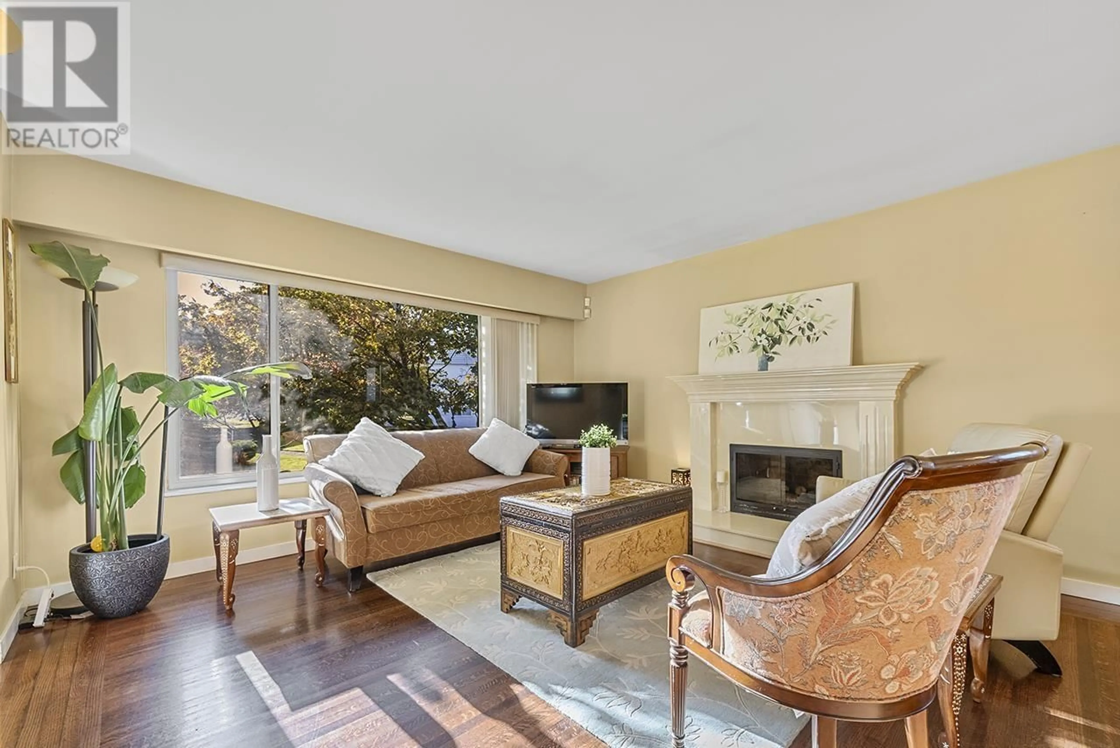 Living room with furniture, unknown for 4667 CHARLOTTE COURT, Burnaby British Columbia V5G2V1