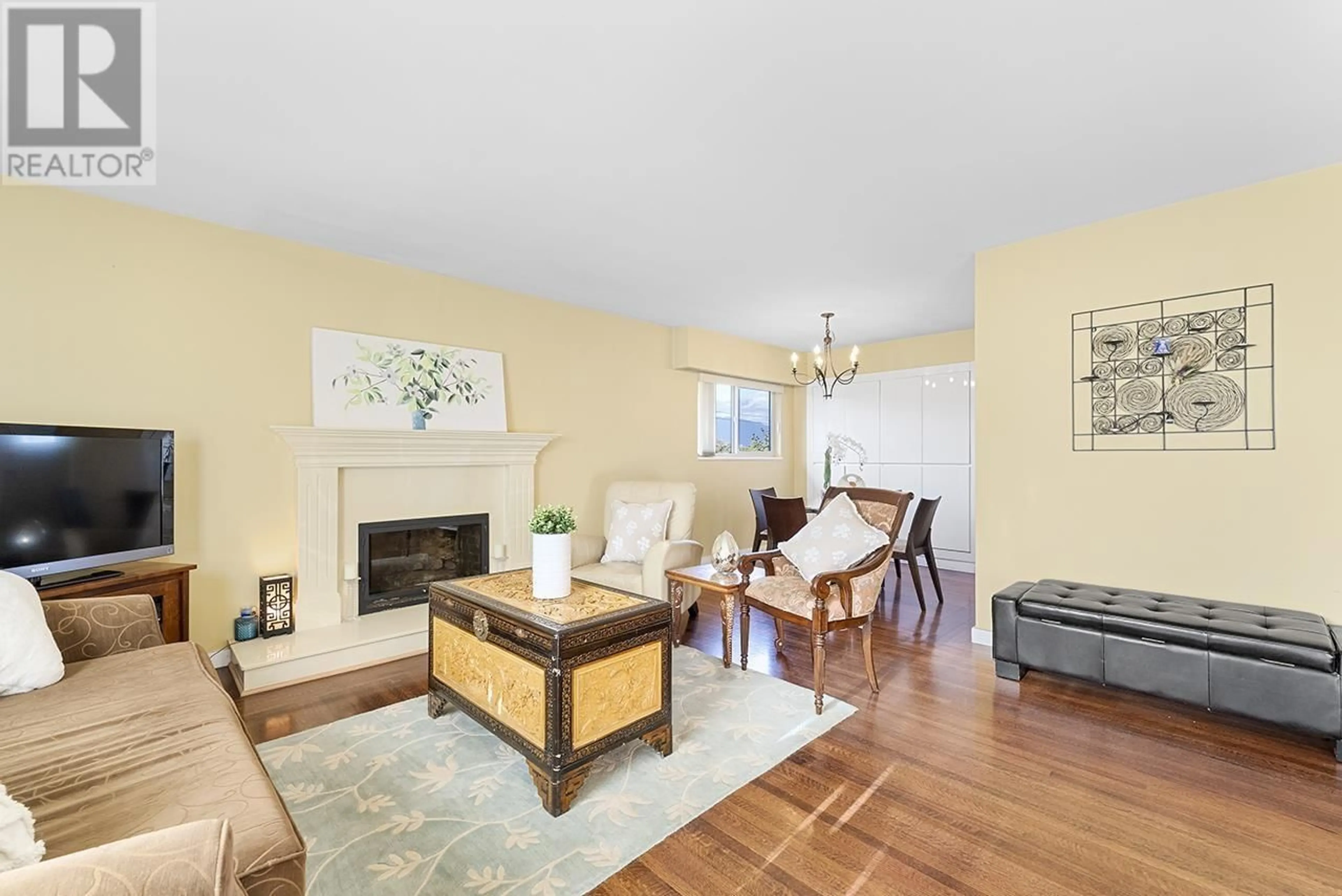 Living room with furniture, unknown for 4667 CHARLOTTE COURT, Burnaby British Columbia V5G2V1