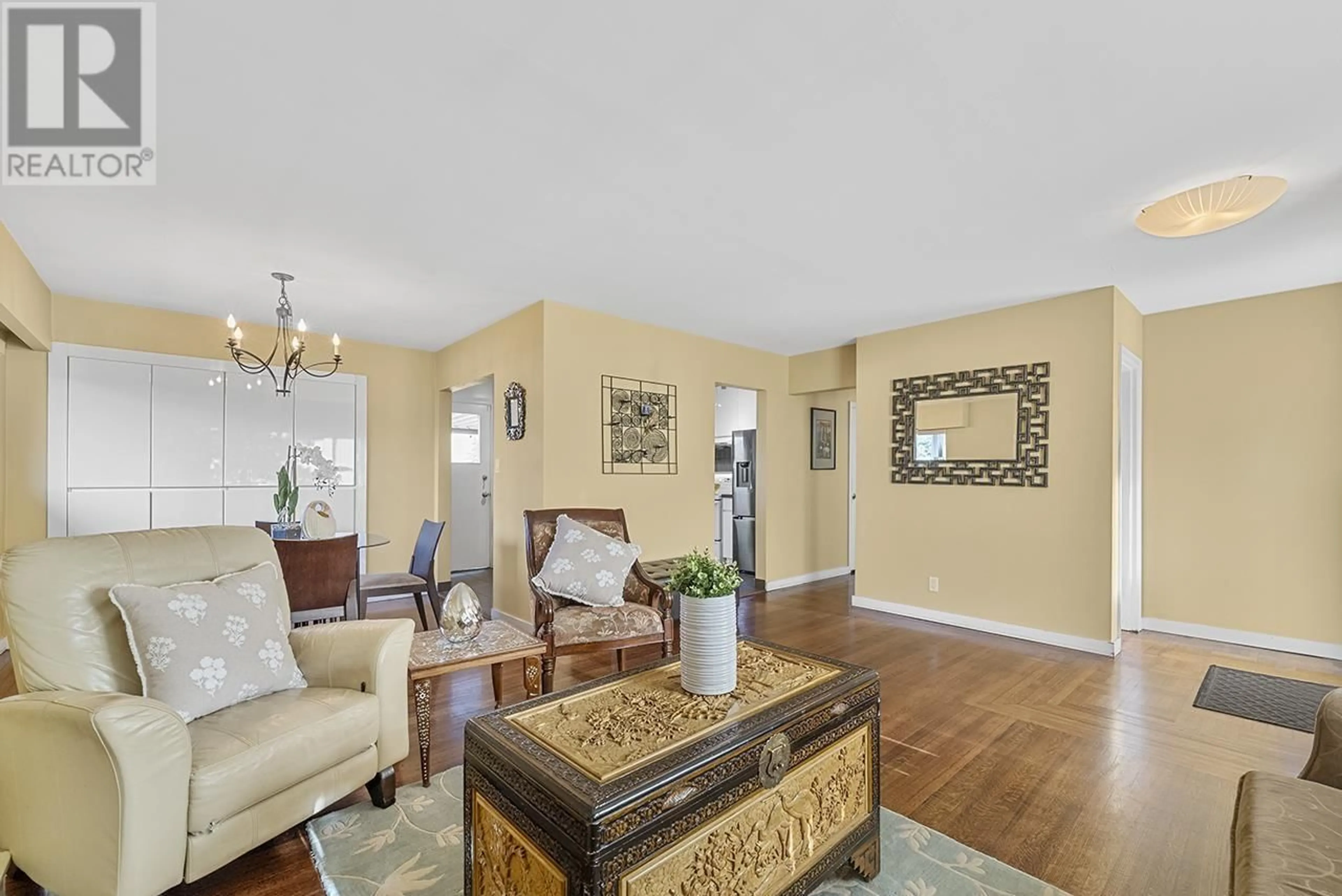 Living room with furniture, wood/laminate floor for 4667 CHARLOTTE COURT, Burnaby British Columbia V5G2V1