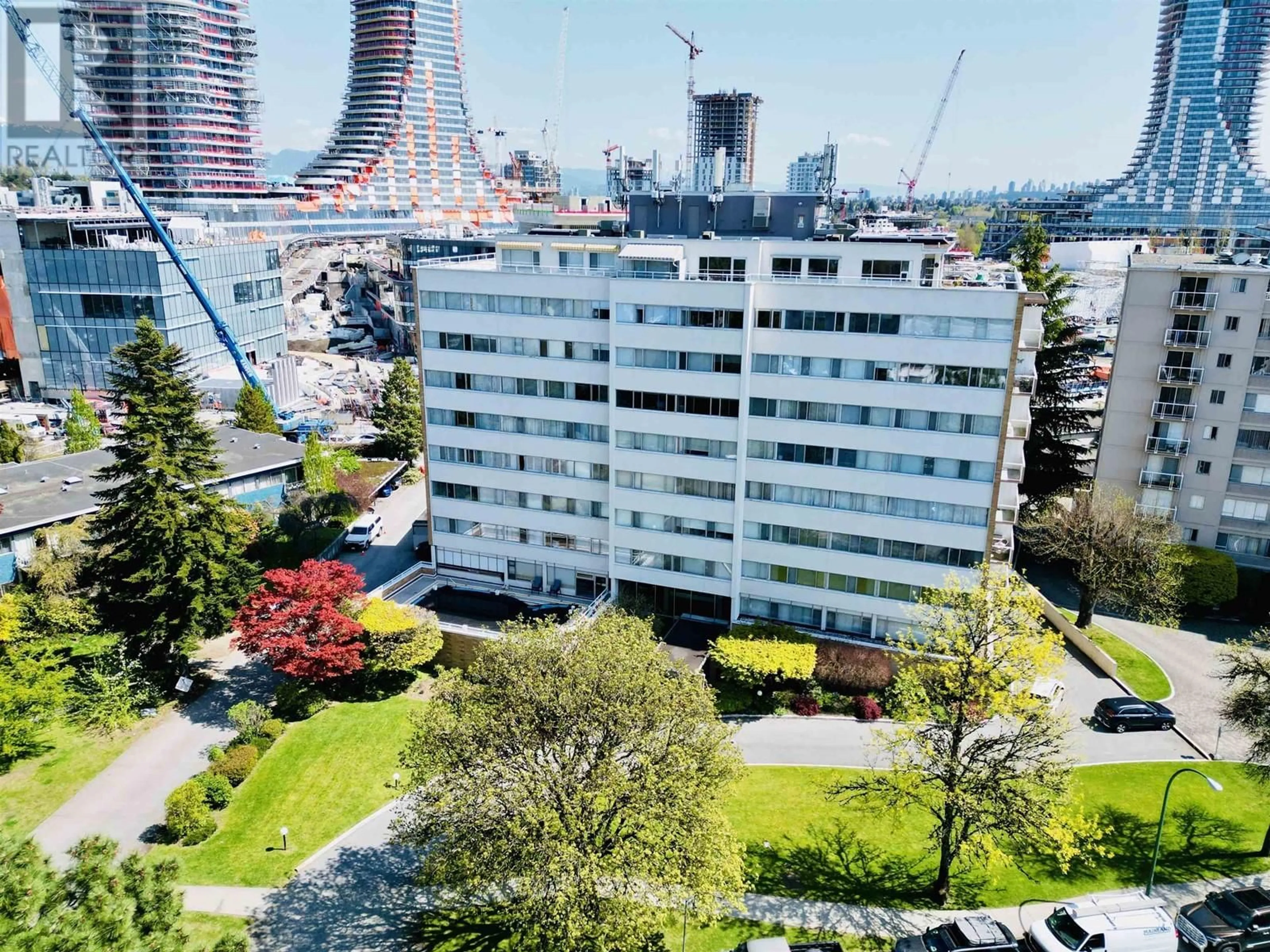 A pic from outside/outdoor area/front of a property/back of a property/a pic from drone, city buildings view from balcony for 604 - 5926 TISDALL STREET, Vancouver British Columbia V5Z3N2