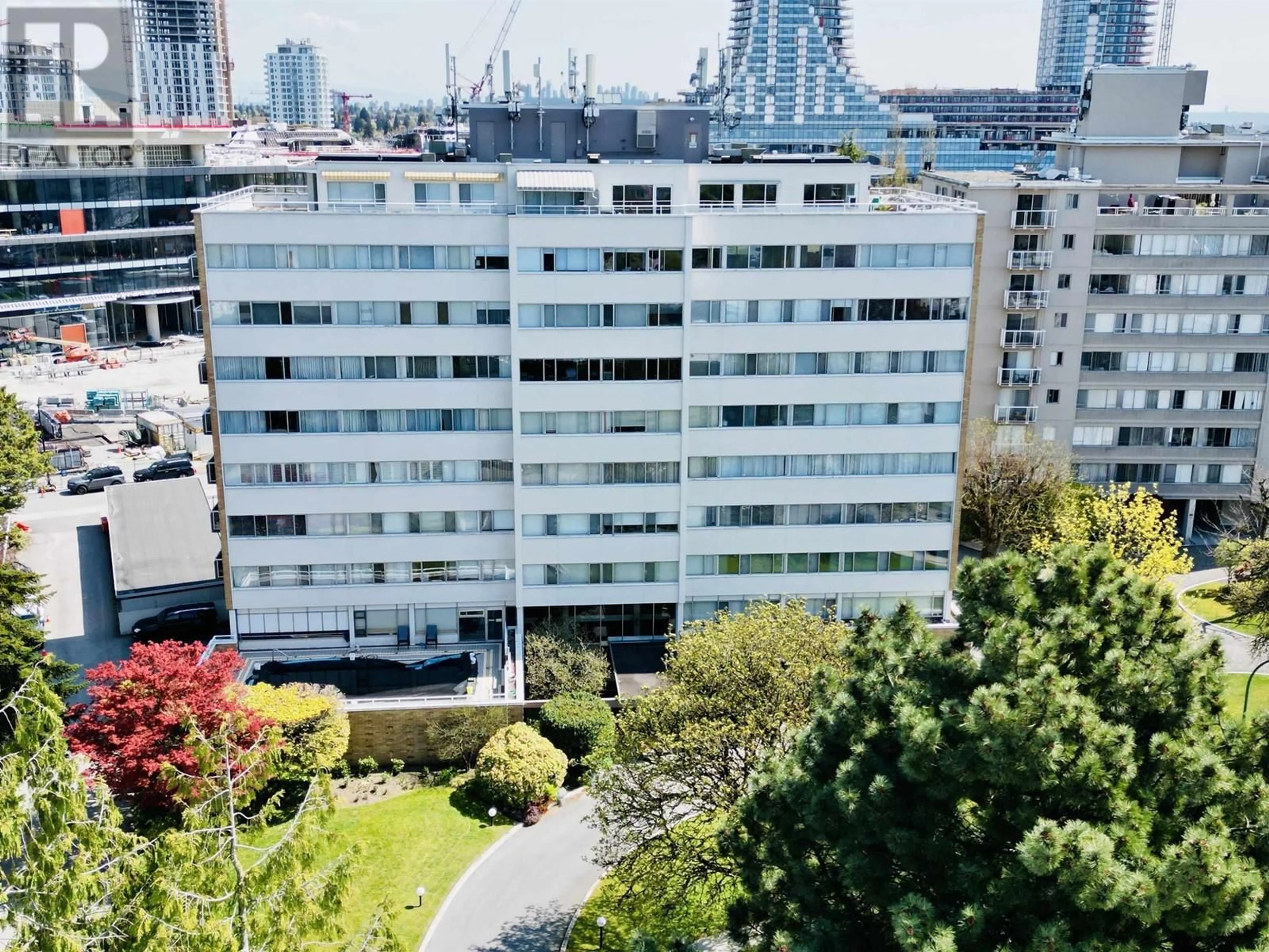 A pic from outside/outdoor area/front of a property/back of a property/a pic from drone, city buildings view from balcony for 604 - 5926 TISDALL STREET, Vancouver British Columbia V5Z3N2