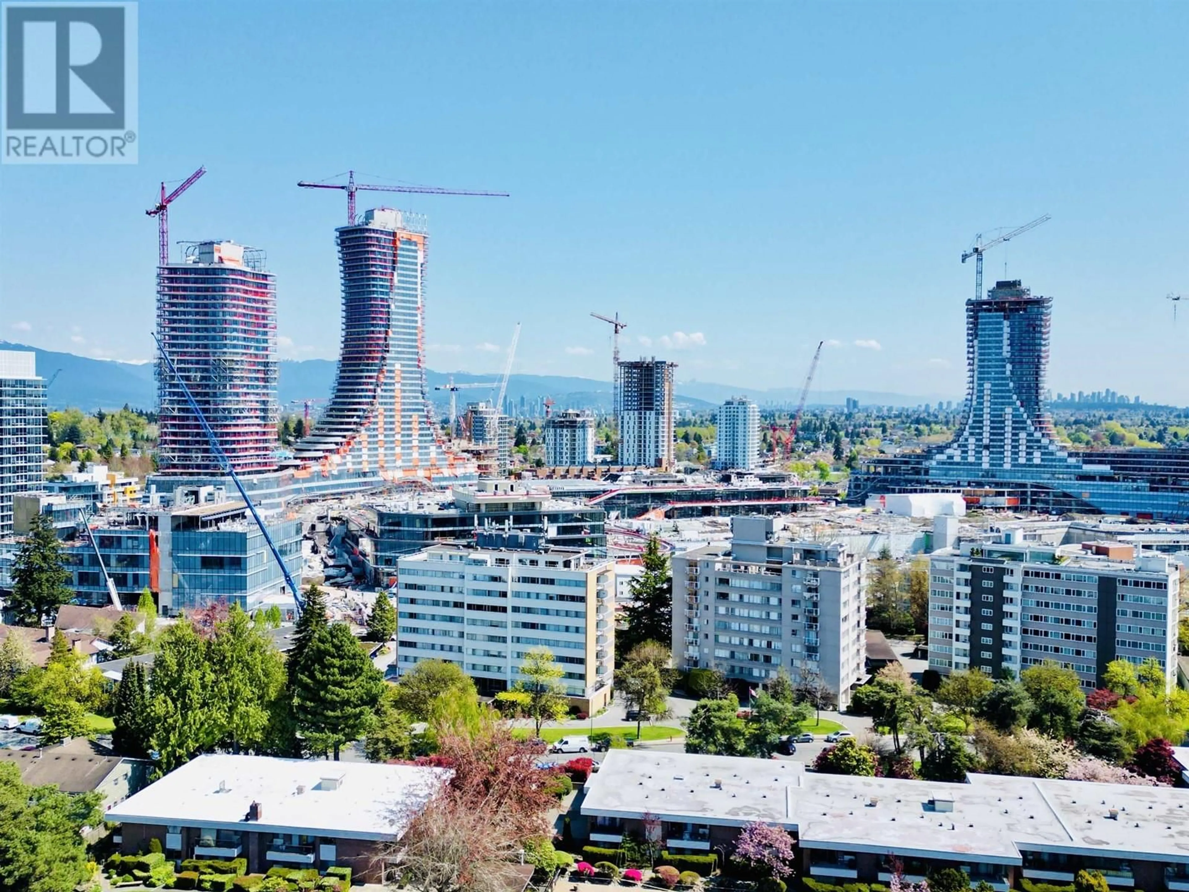 A pic from outside/outdoor area/front of a property/back of a property/a pic from drone, city buildings view from balcony for 604 - 5926 TISDALL STREET, Vancouver British Columbia V5Z3N2