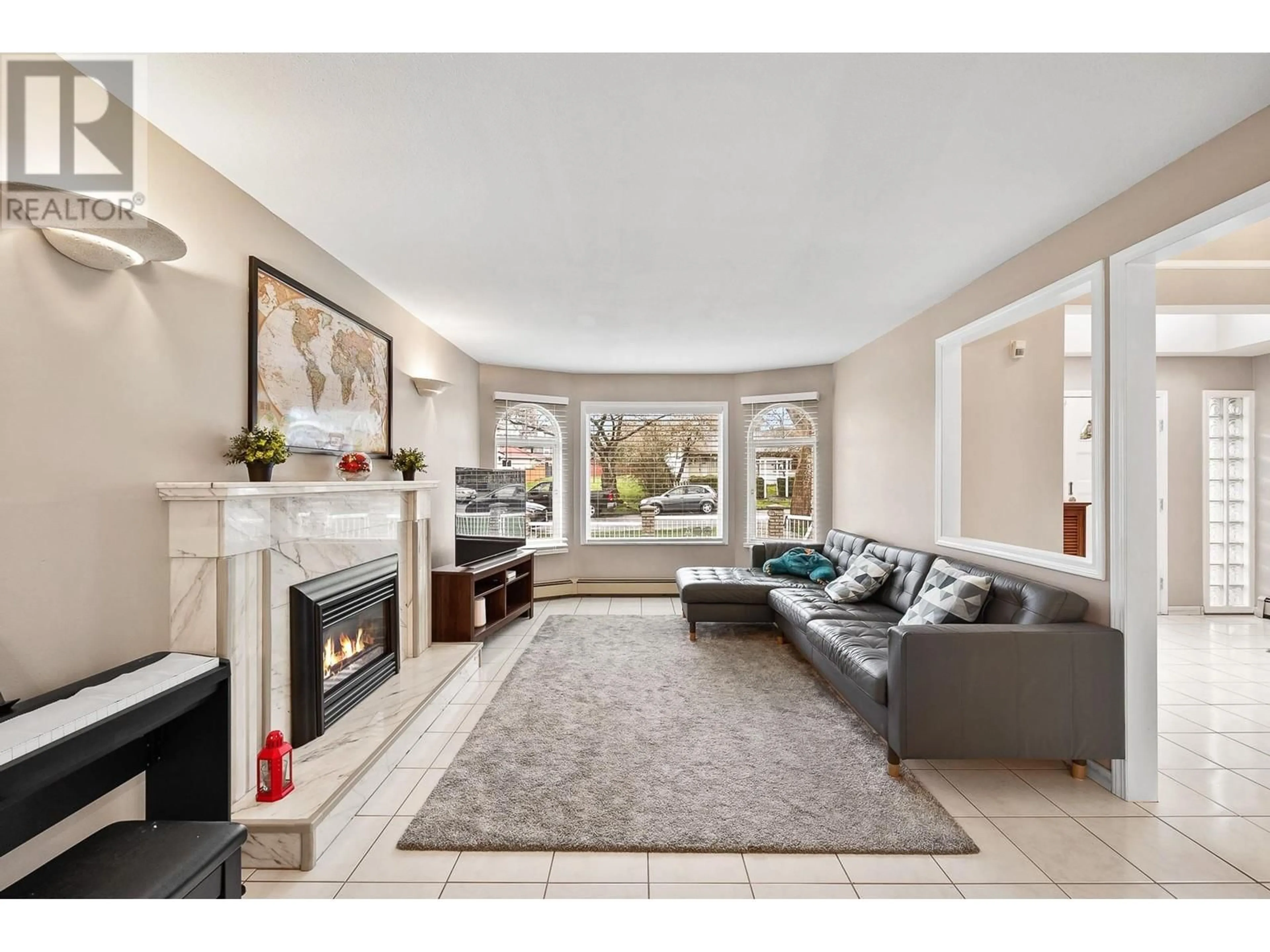 Living room with furniture, unknown for 3952 GEORGIA STREET, Burnaby British Columbia V5C2T1