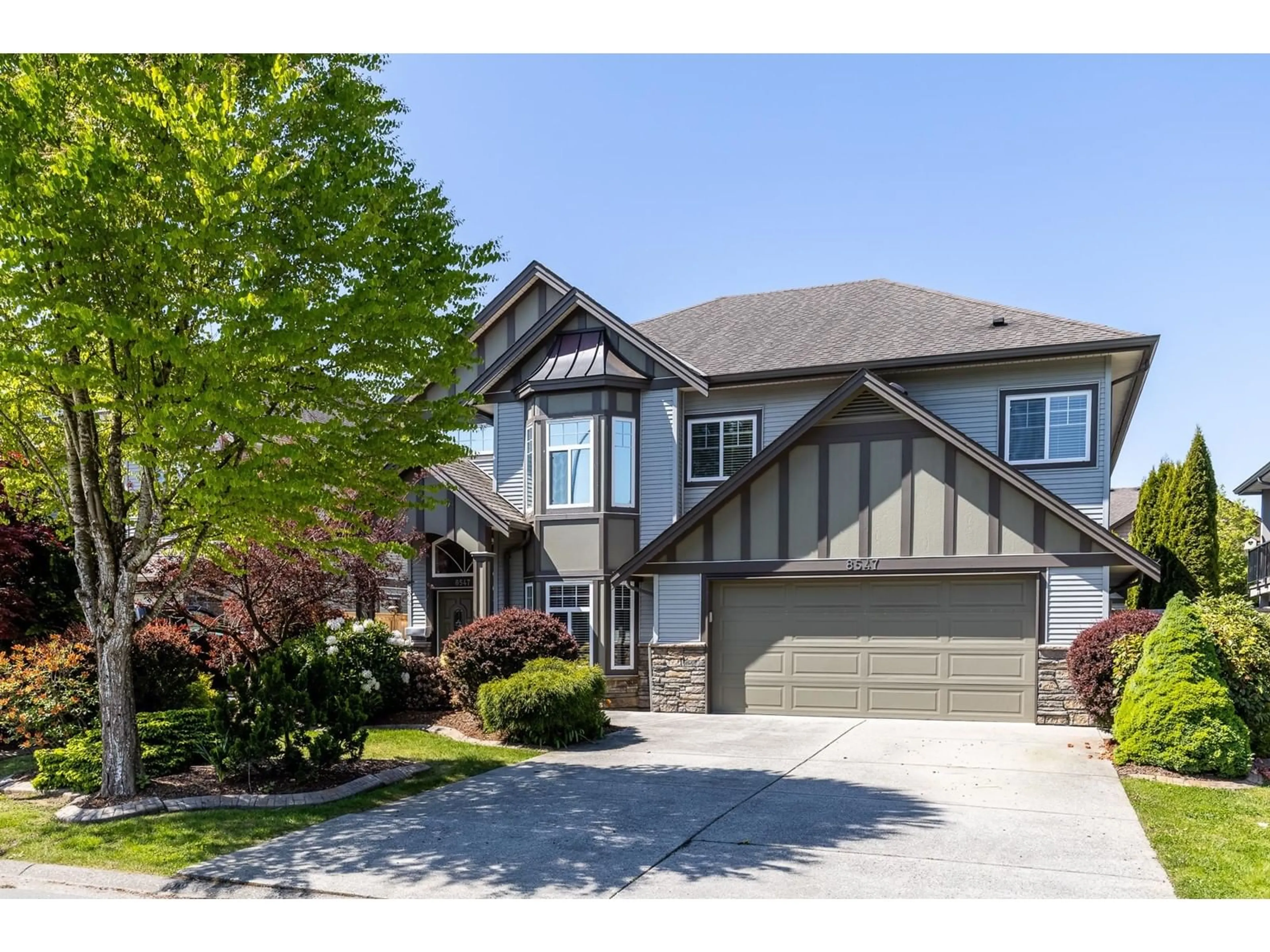 Home with vinyl exterior material, street for 8547 THORPE, Mission British Columbia V4S0B1