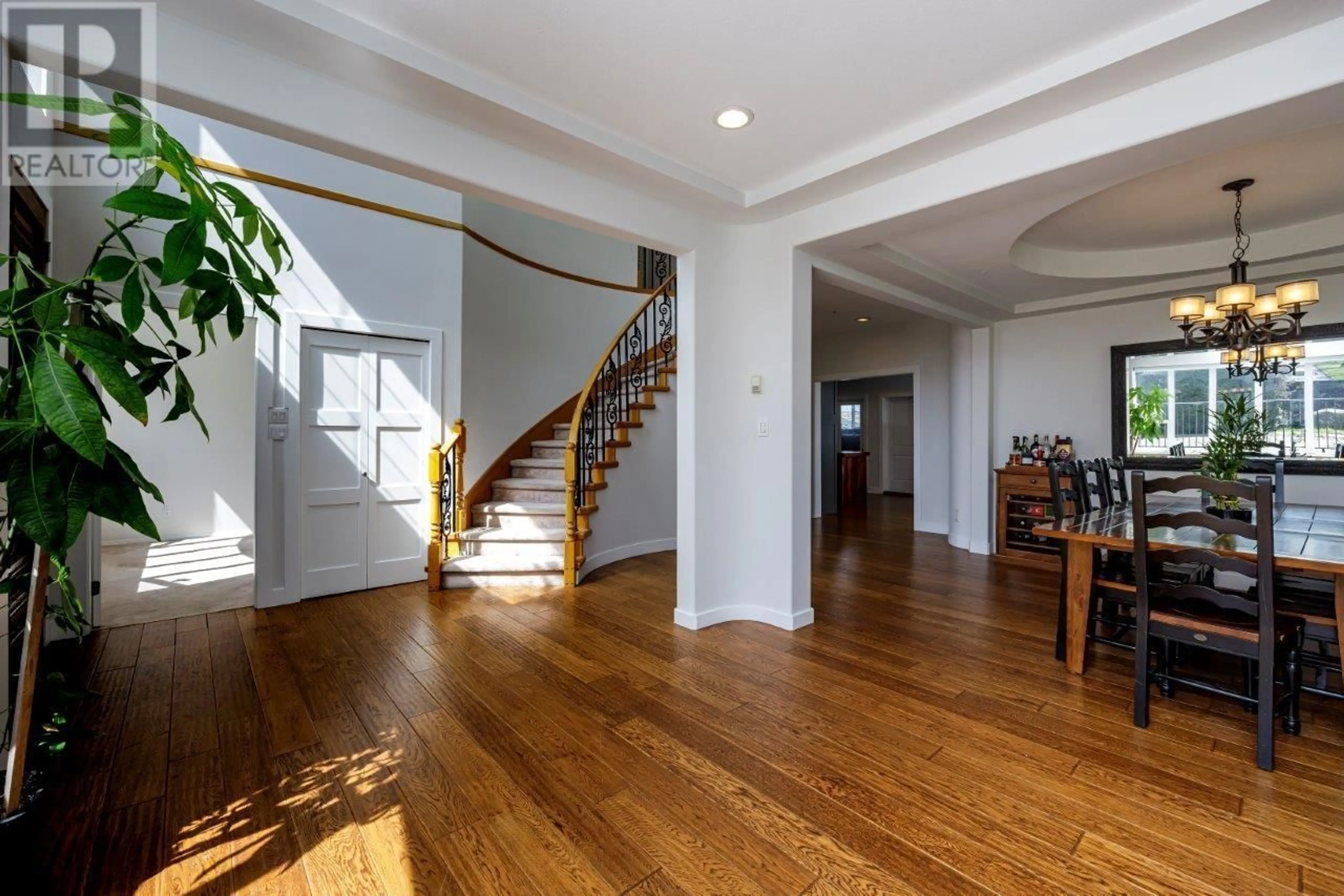 Indoor foyer for 3326 WORTHINGTON DRIVE, Vancouver British Columbia V5M3T6