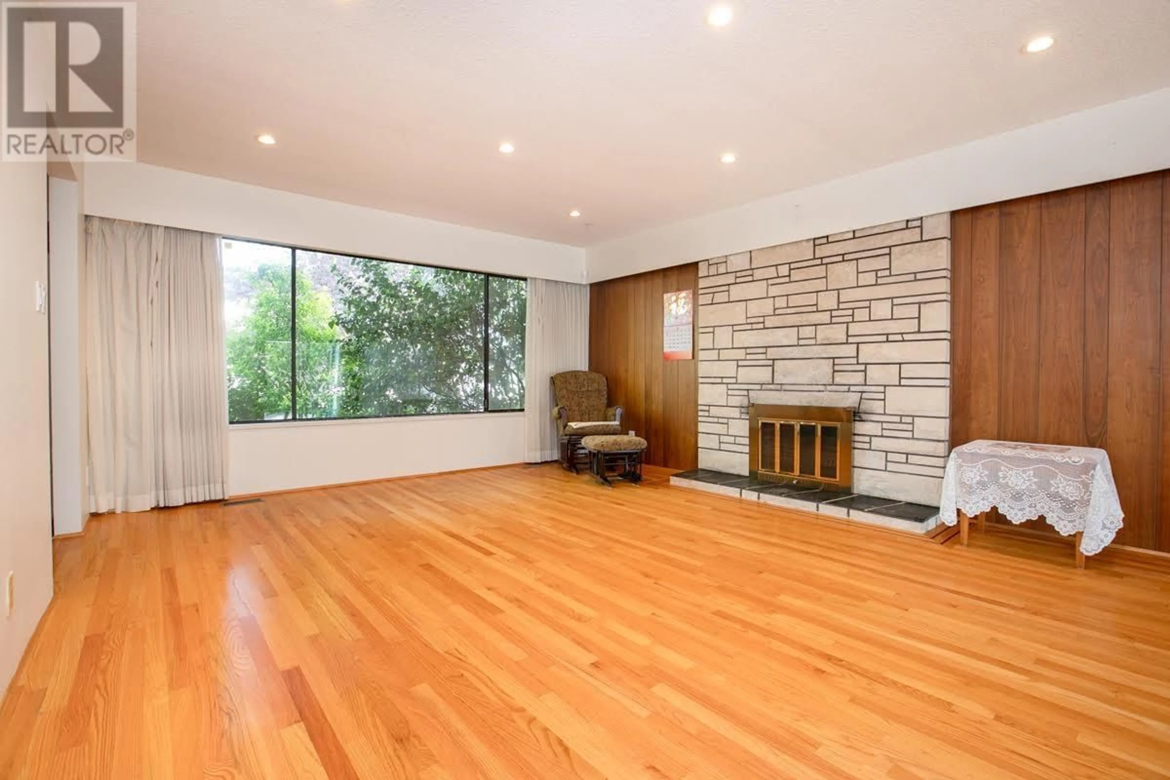 Living room with furniture, wood/laminate floor for 532 64TH AVENUE, Vancouver British Columbia V6P2K9