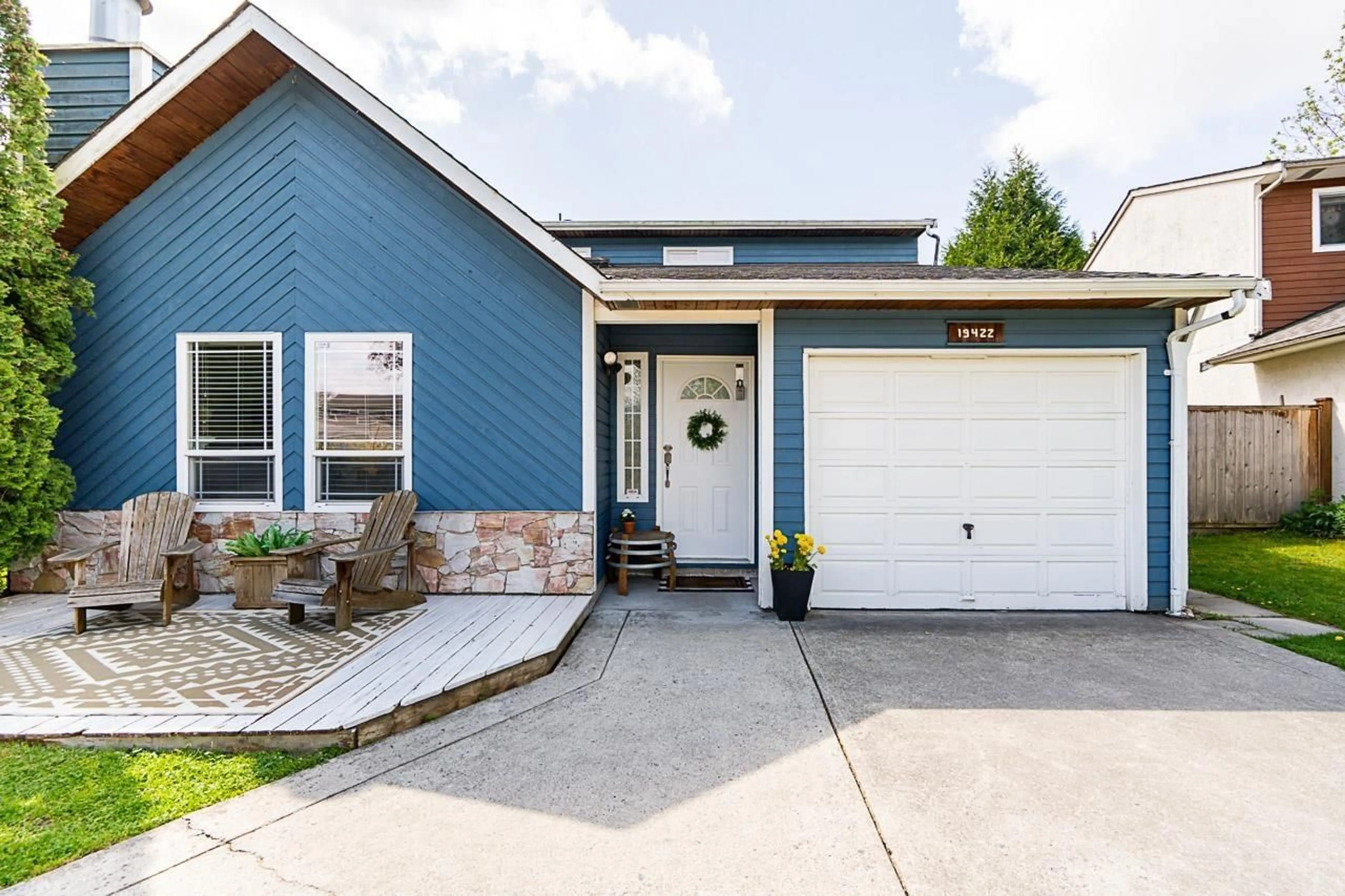 Home with vinyl exterior material, street for 19422 61, Surrey British Columbia V3S7L3