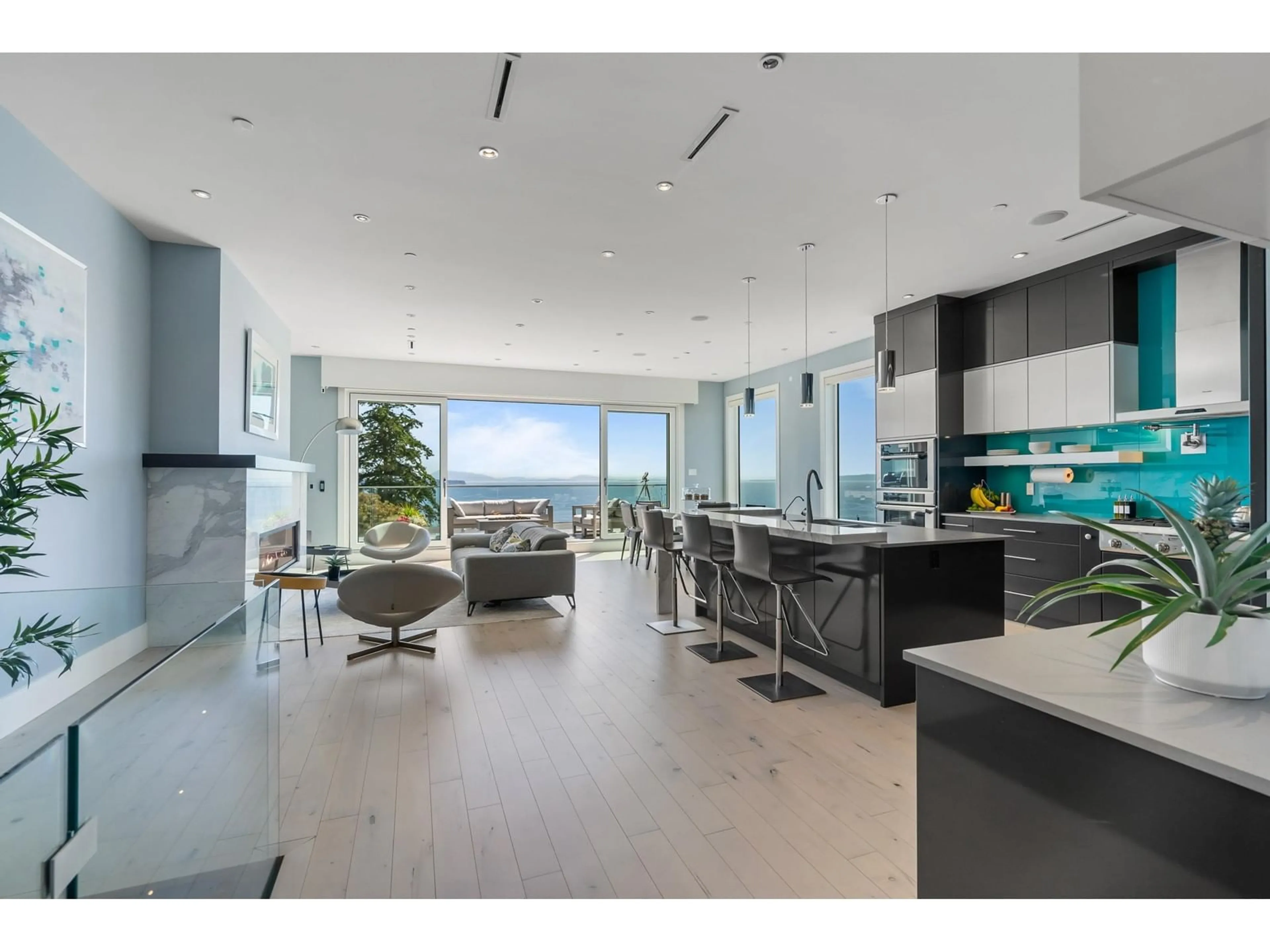 Open concept kitchen, ceramic/tile floor for 14776 THRIFT, White Rock British Columbia V4B2J5