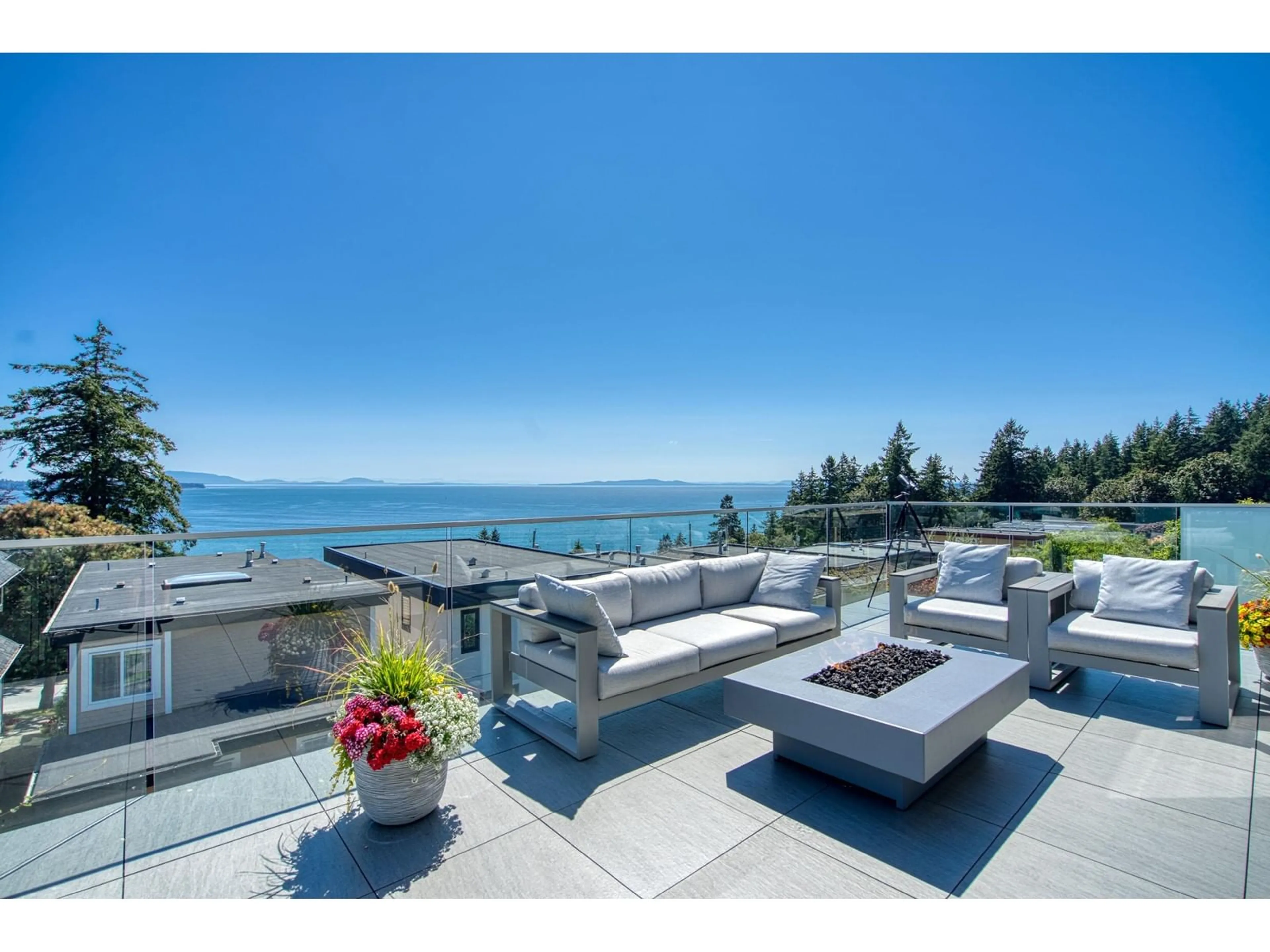 Patio, water/lake/river/ocean view for 14776 THRIFT, White Rock British Columbia V4B2J5
