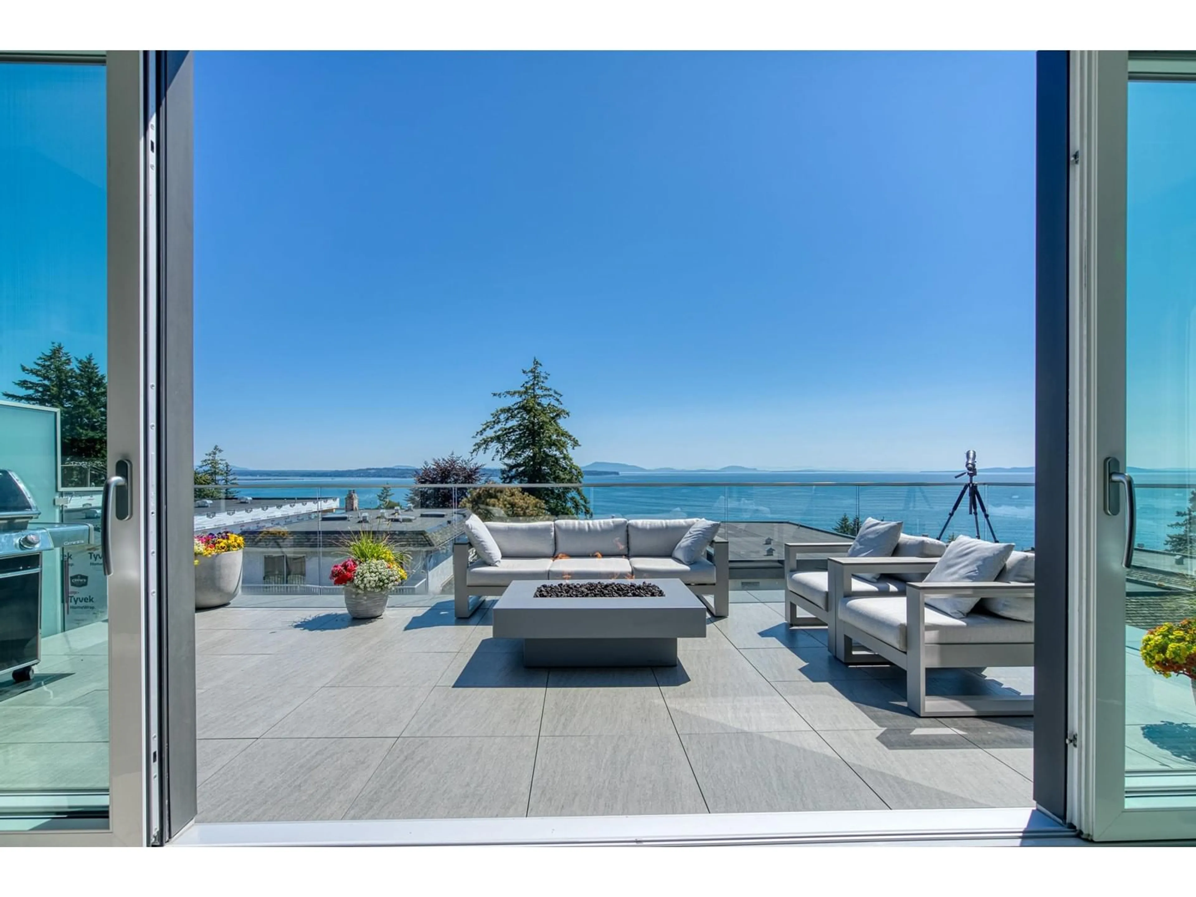 Patio, water/lake/river/ocean view for 14776 THRIFT, White Rock British Columbia V4B2J5