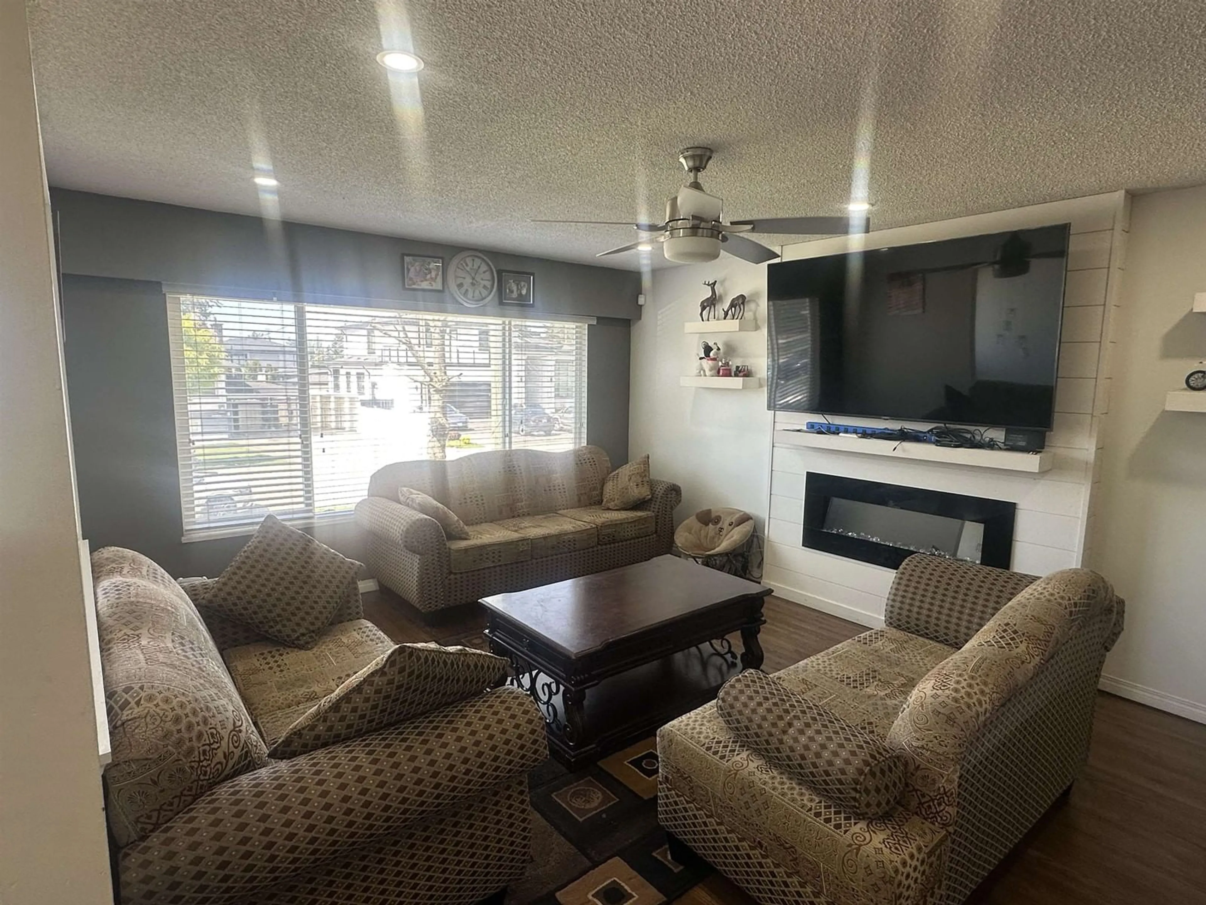 Living room with furniture, unknown for 8258 111B, Delta British Columbia V4C4T1