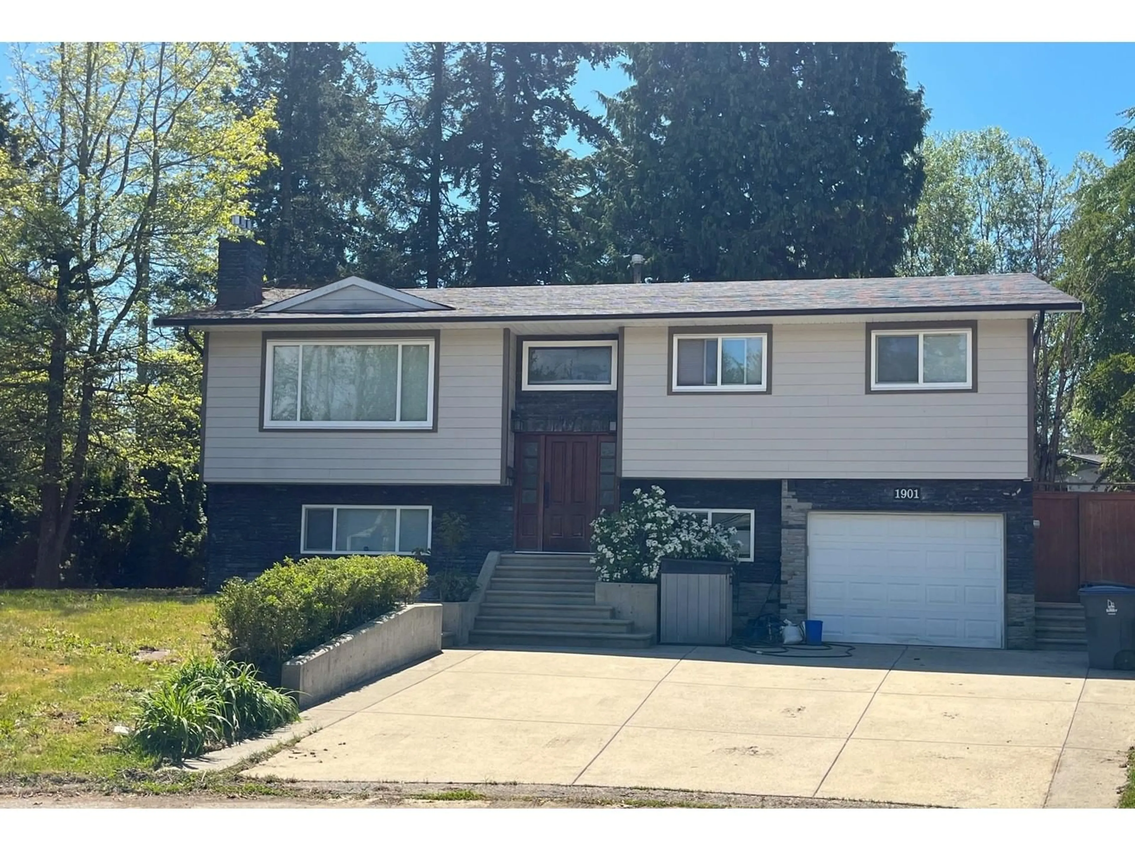 Home with vinyl exterior material, street for 1901 IRIS, Surrey British Columbia V4A5E4