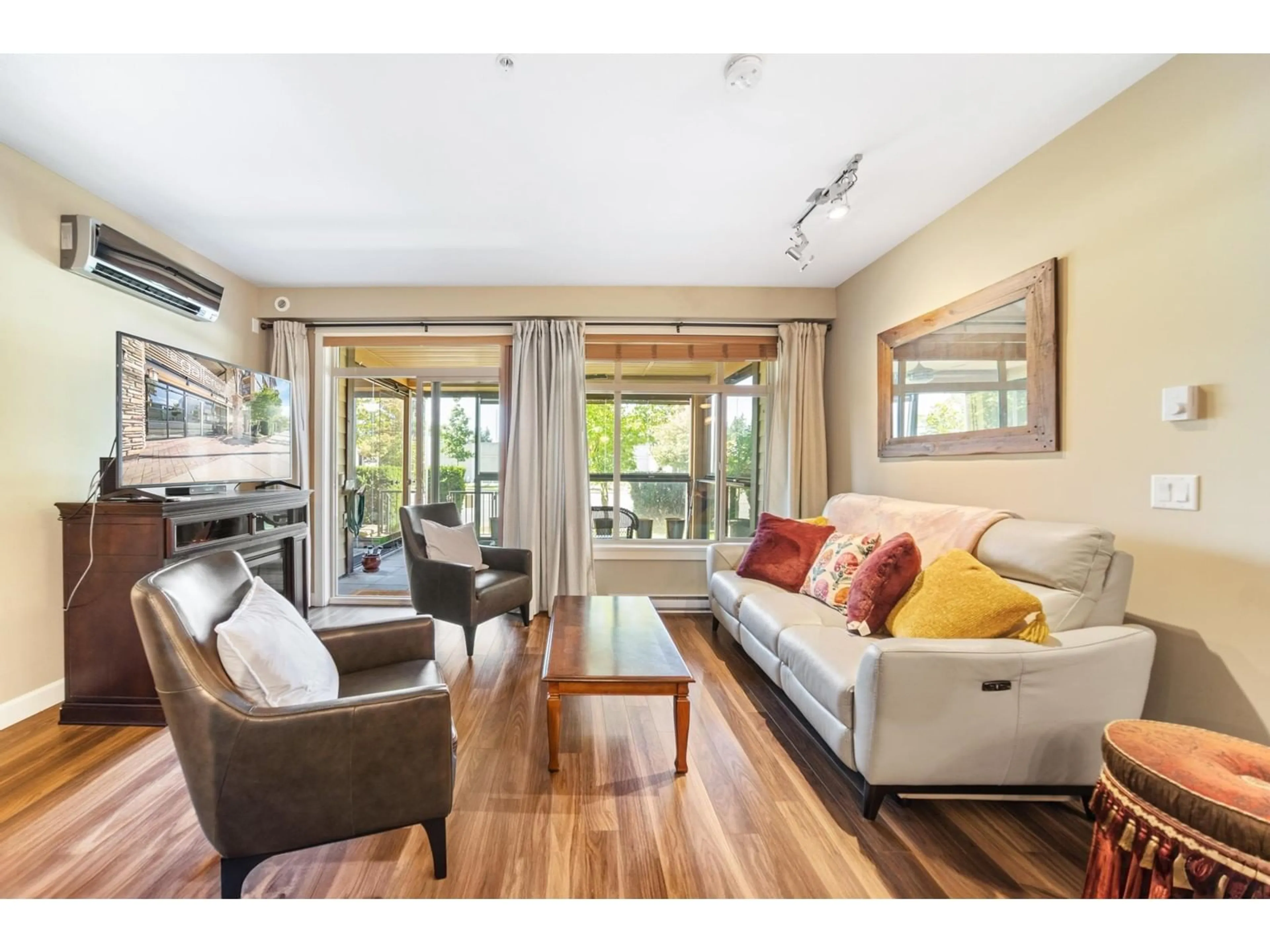 Living room with furniture, wood/laminate floor for 104 - 2860 TRETHEWEY, Abbotsford British Columbia V2T0G5