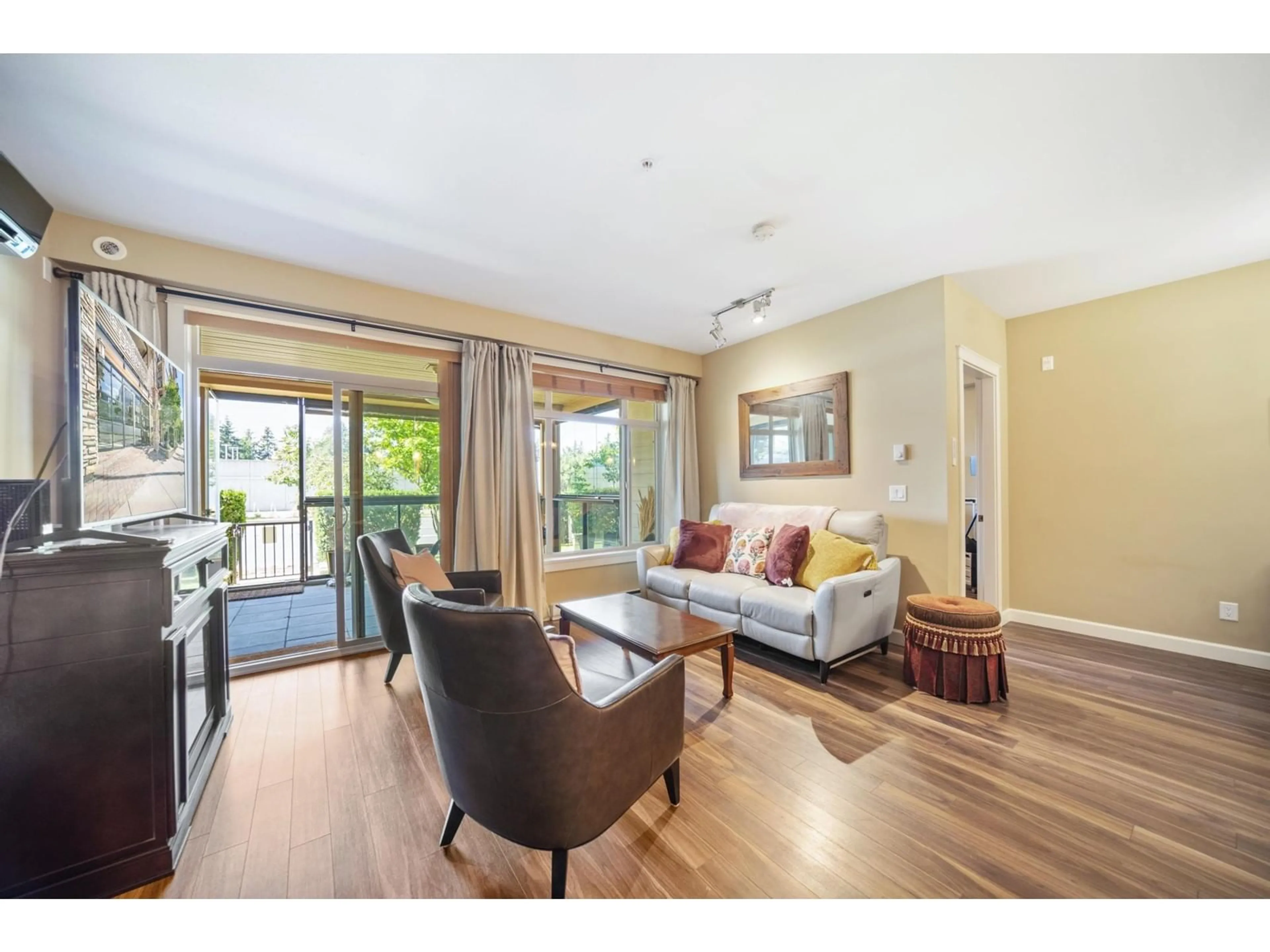 Living room with furniture, wood/laminate floor for 104 - 2860 TRETHEWEY, Abbotsford British Columbia V2T0G5