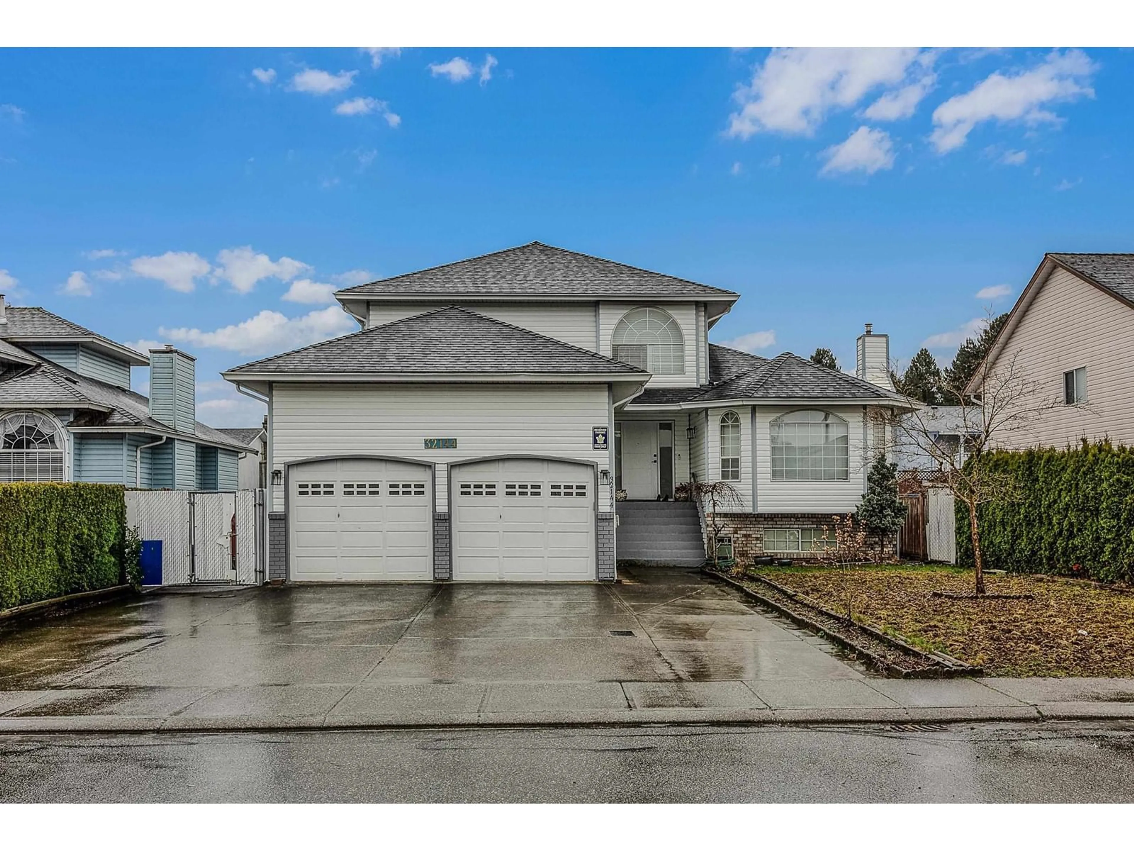 Home with vinyl exterior material, street for 32144 ASHCROFT, Abbotsford British Columbia V2T5C7