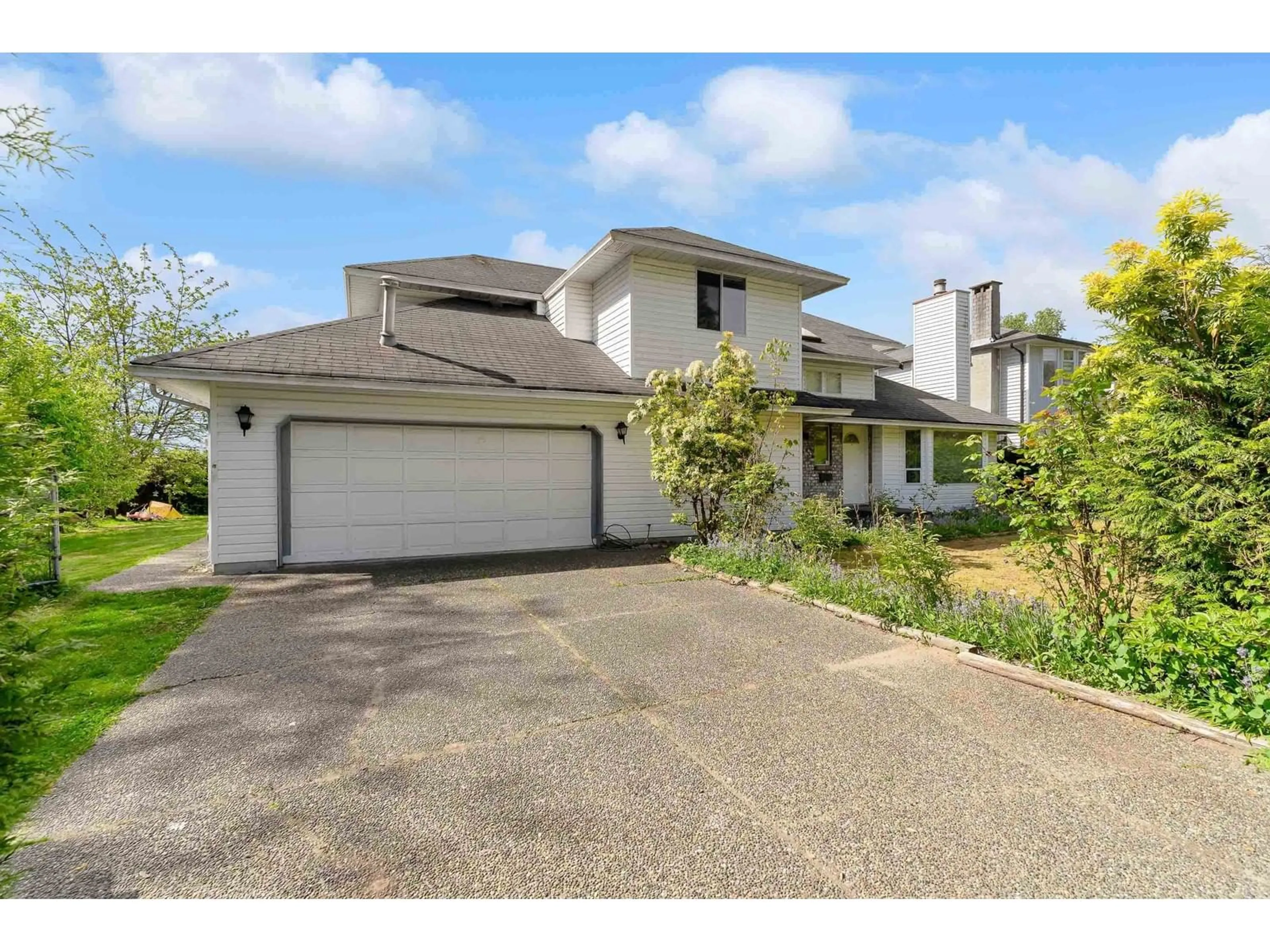 A pic from outside/outdoor area/front of a property/back of a property/a pic from drone, street for 13346 92, Surrey British Columbia V3V7S9