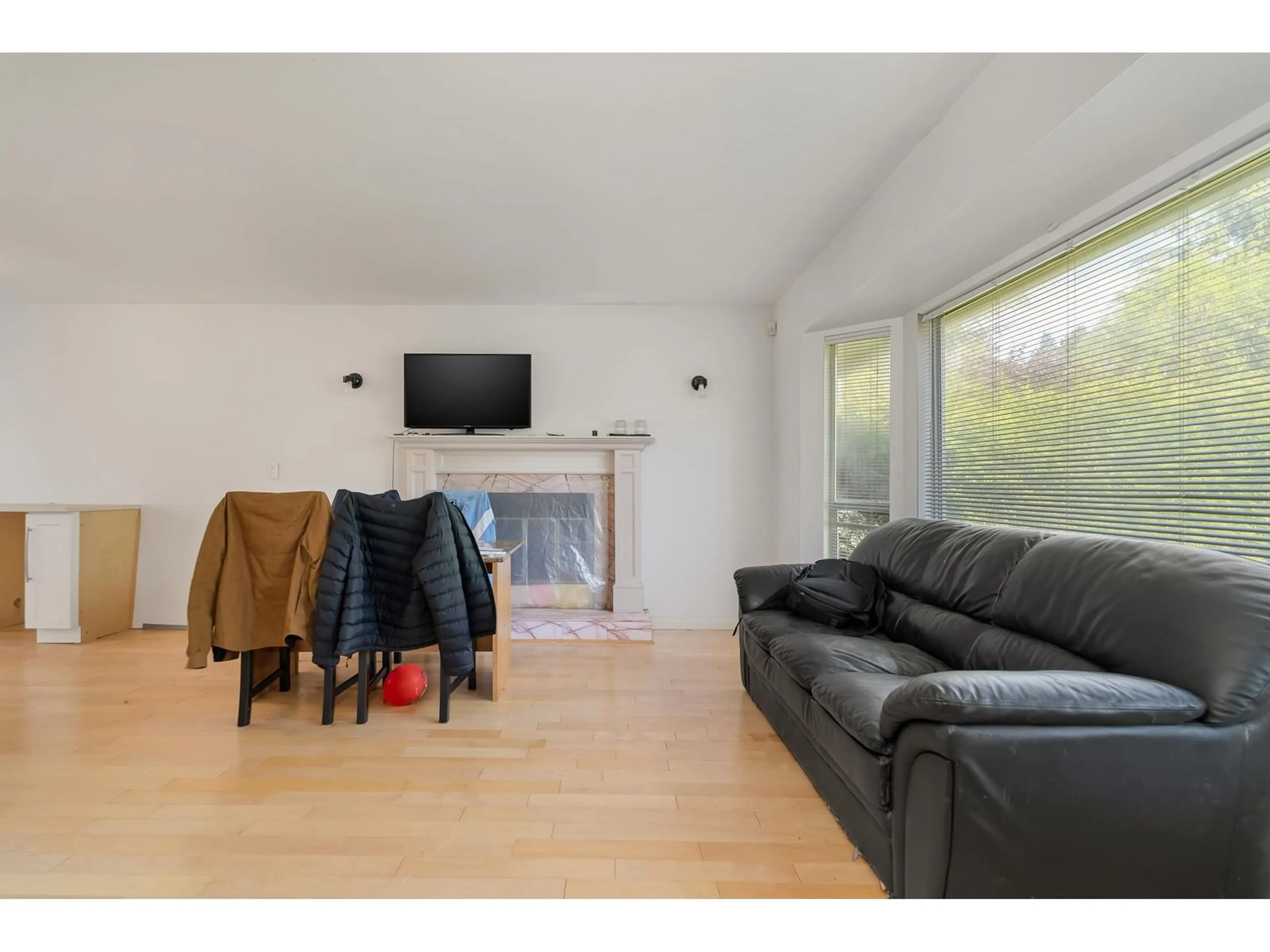 Living room with furniture, wood/laminate floor for 13346 92, Surrey British Columbia V3V7S9
