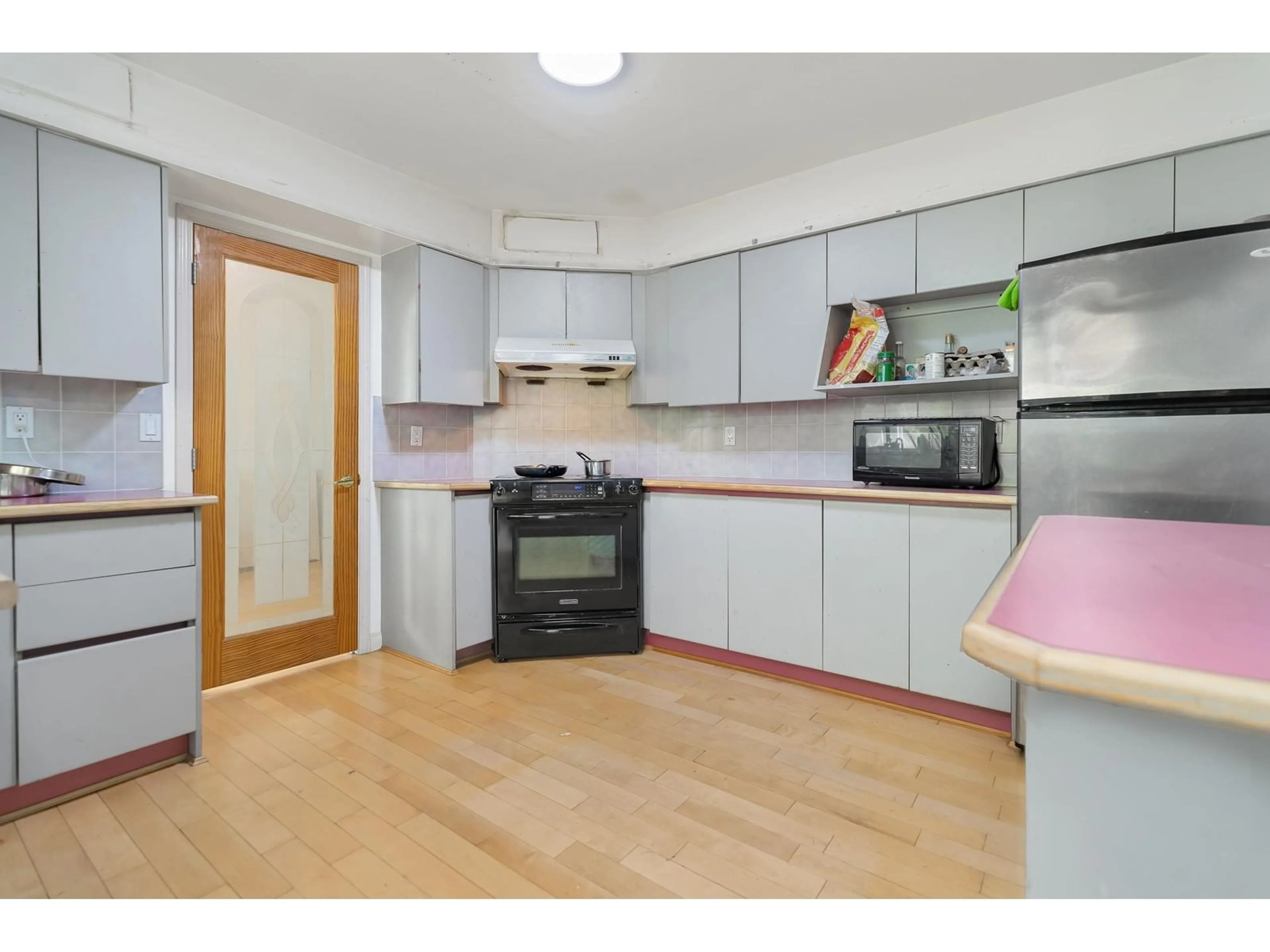 Standard kitchen, wood/laminate floor for 13346 92, Surrey British Columbia V3V7S9