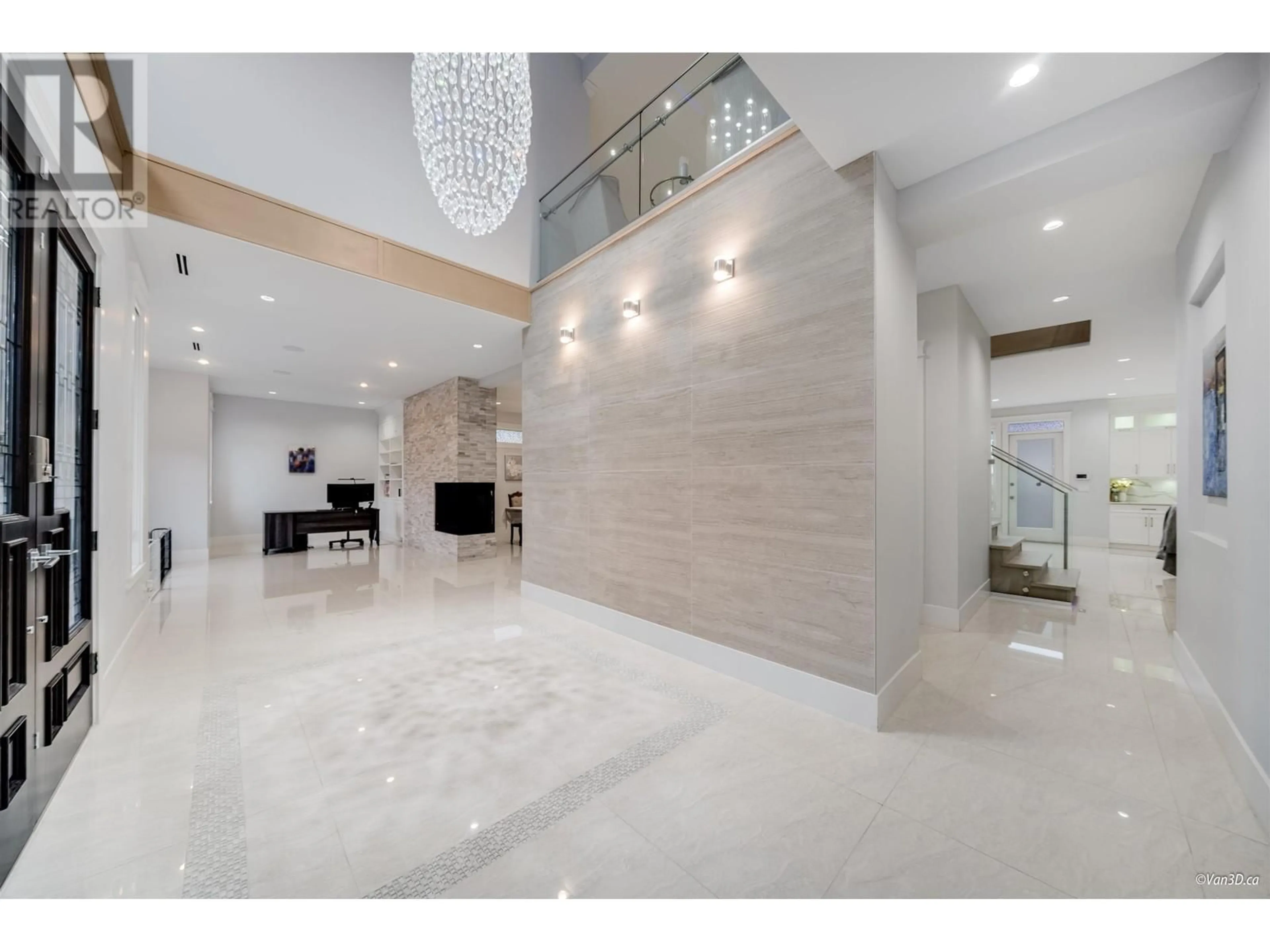 Indoor foyer for 656 BLUE MOUNTAIN STREET, Coquitlam British Columbia V3J4R6