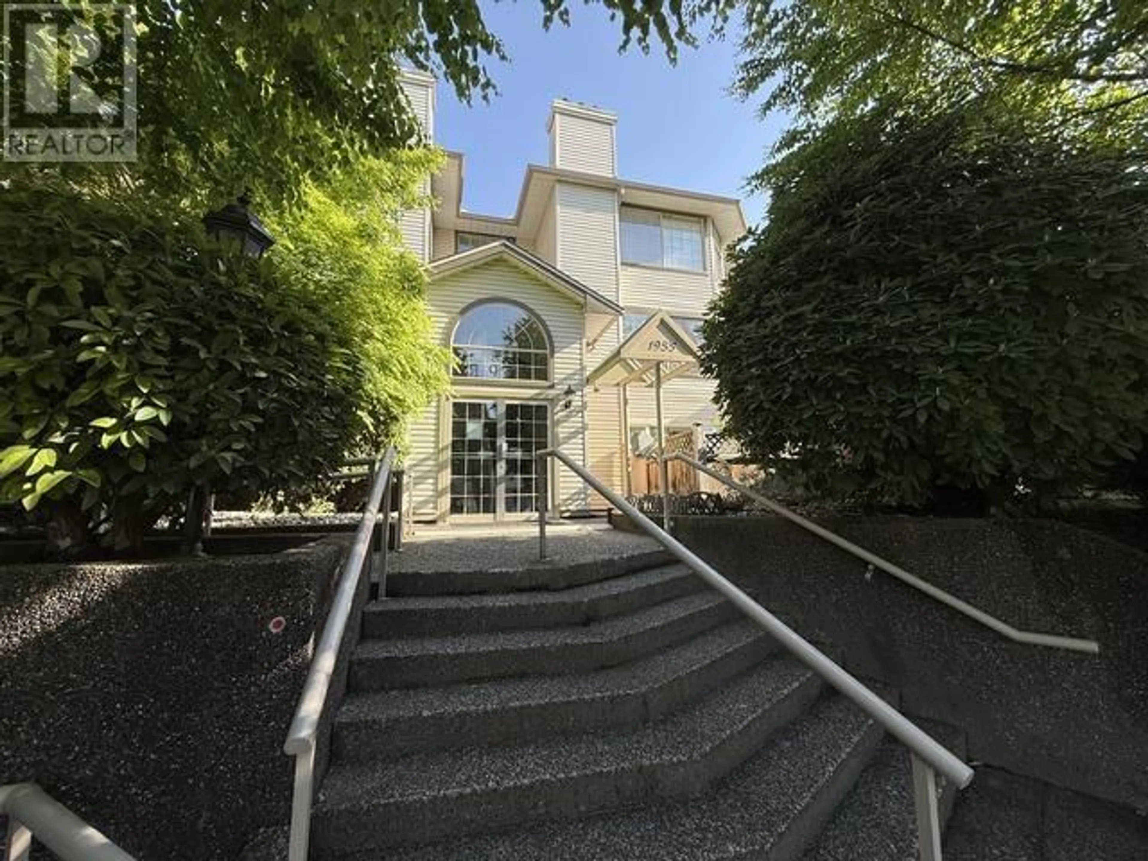 Indoor foyer for 206 - 1955 SUFFOLK AVENUE, Port Coquitlam British Columbia V3B1H3
