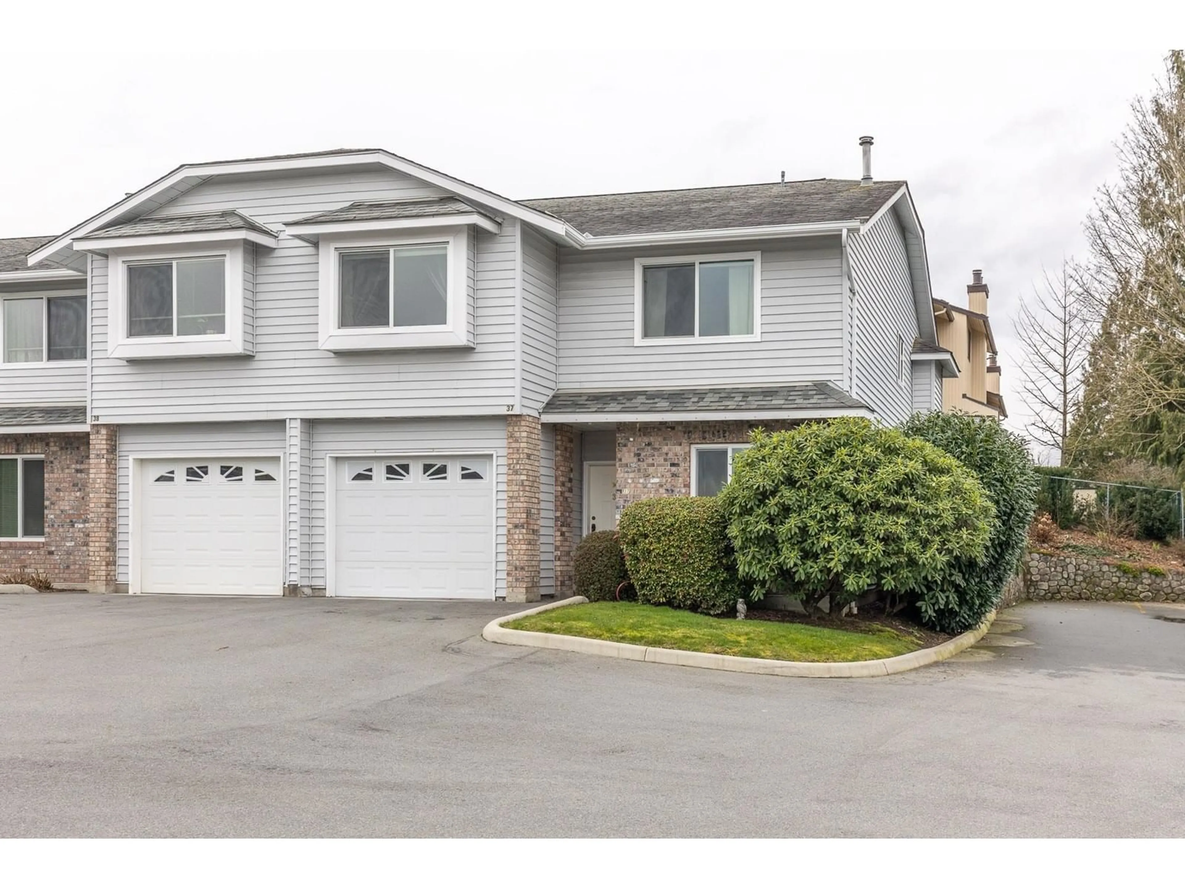 Home with vinyl exterior material, street for 37 - 2989 TRAFALGAR, Abbotsford British Columbia V2S7X9
