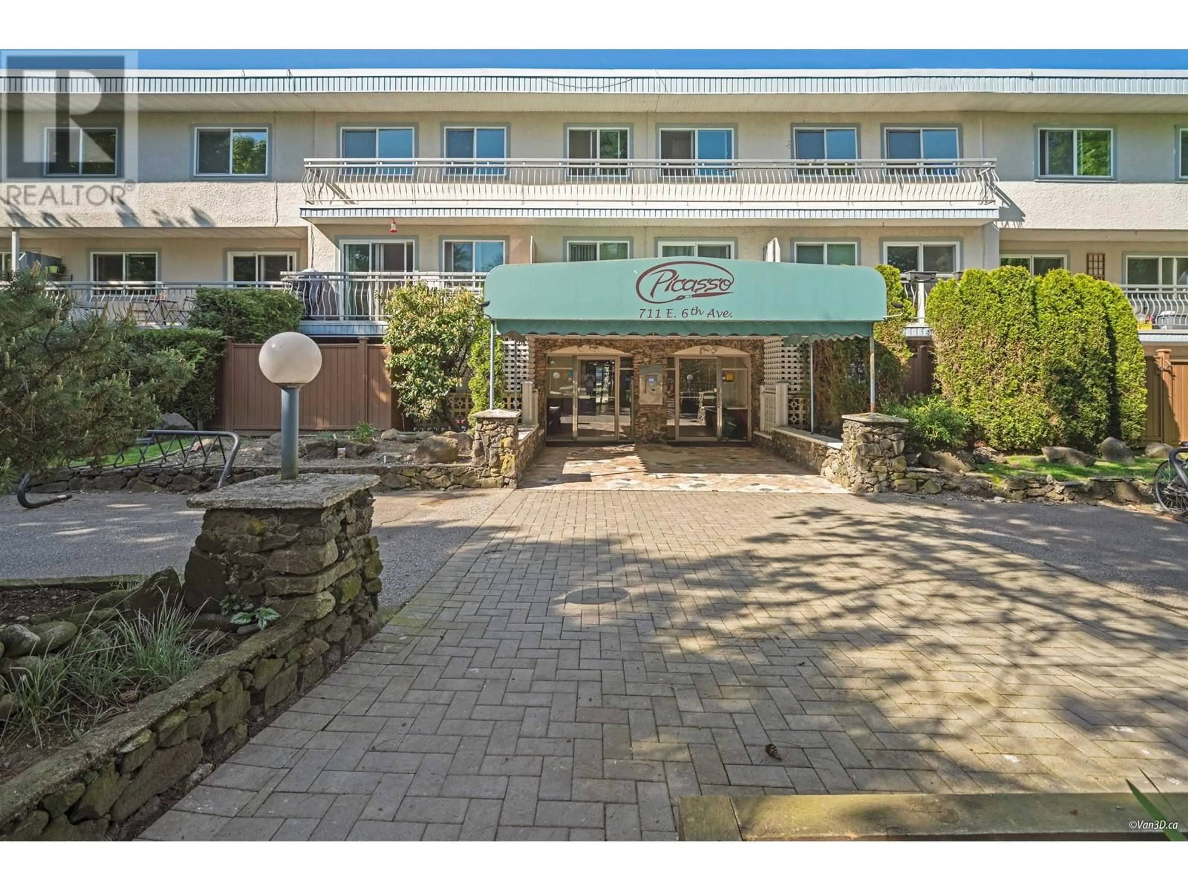 Indoor foyer for 335 - 711 6TH AVENUE, Vancouver British Columbia V5T1L7