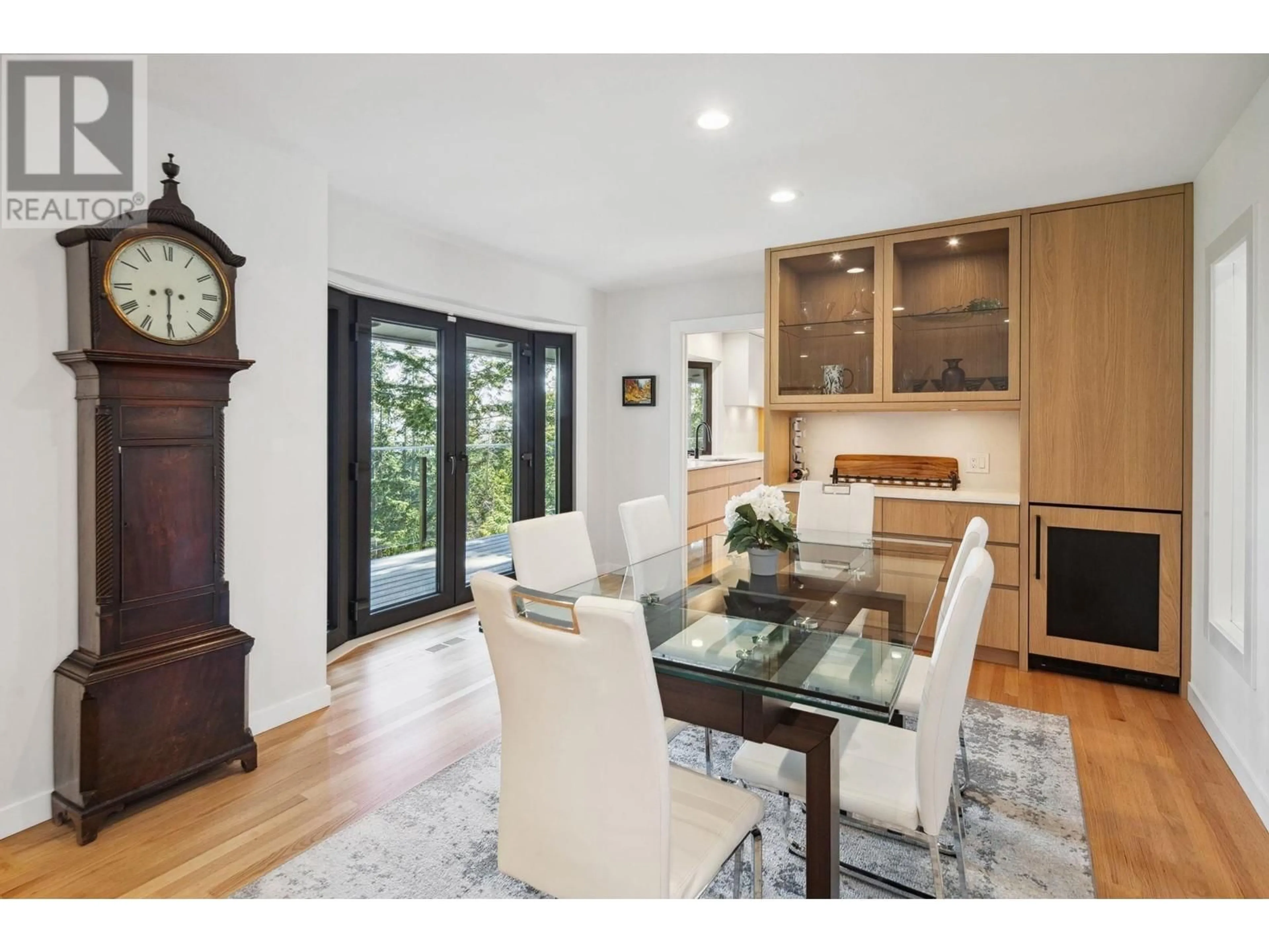 Dining room, wood/laminate floor for 4044 ALMONDEL ROAD, West Vancouver British Columbia V7V3L5