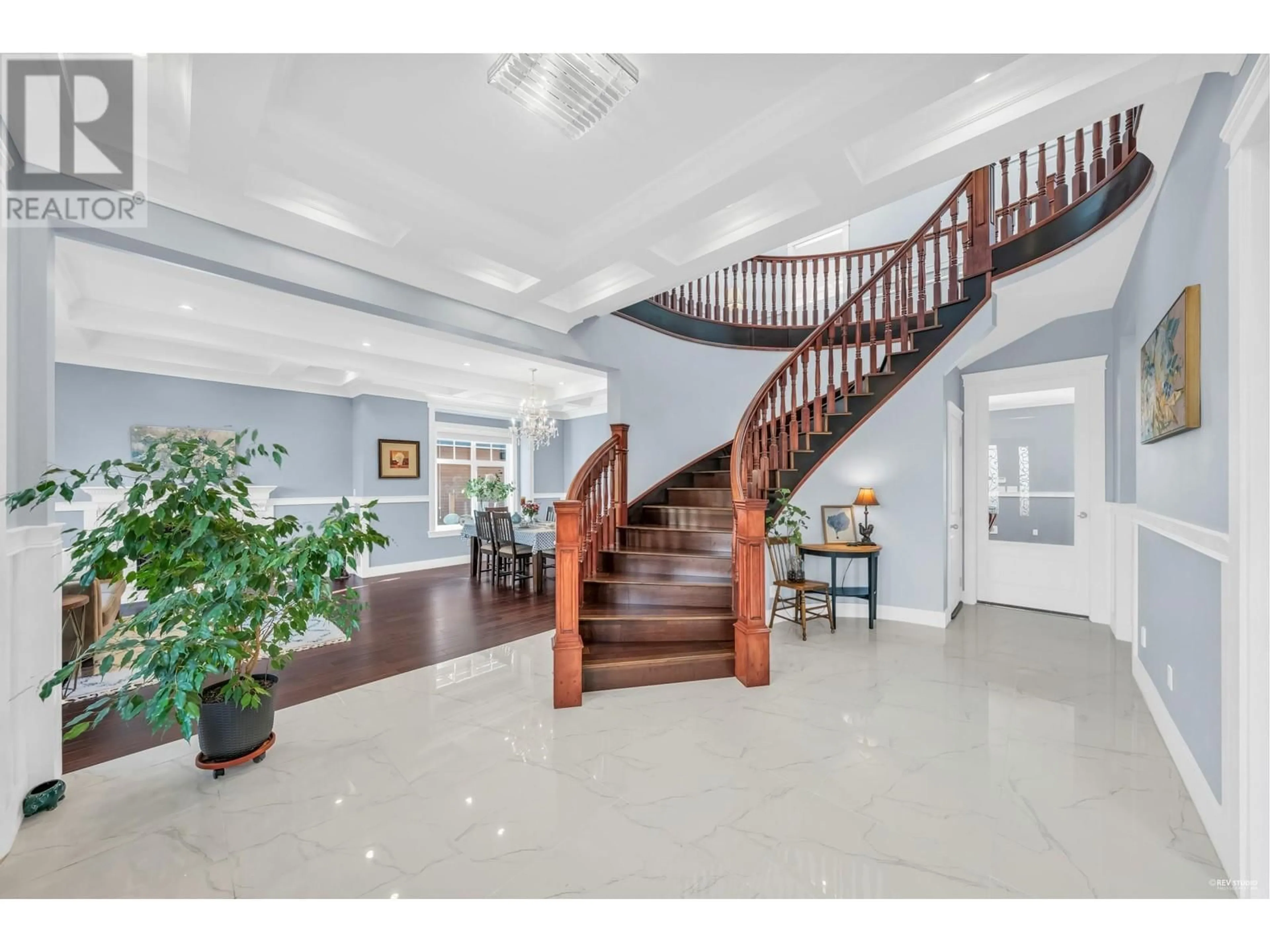 Indoor foyer for 337 17TH STREET, North Vancouver British Columbia V7L2W1