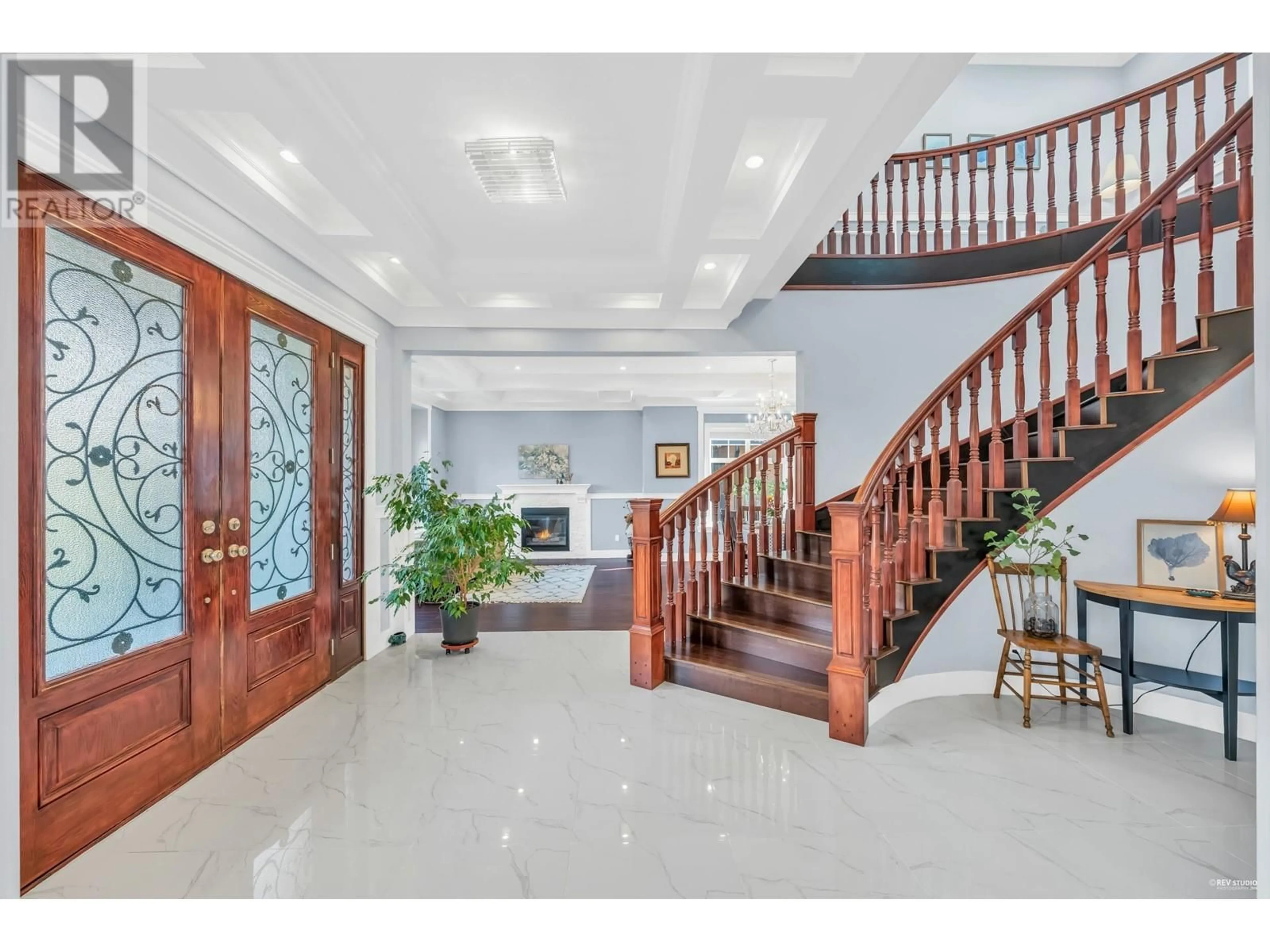 Indoor foyer for 337 17TH STREET, North Vancouver British Columbia V7L2W1