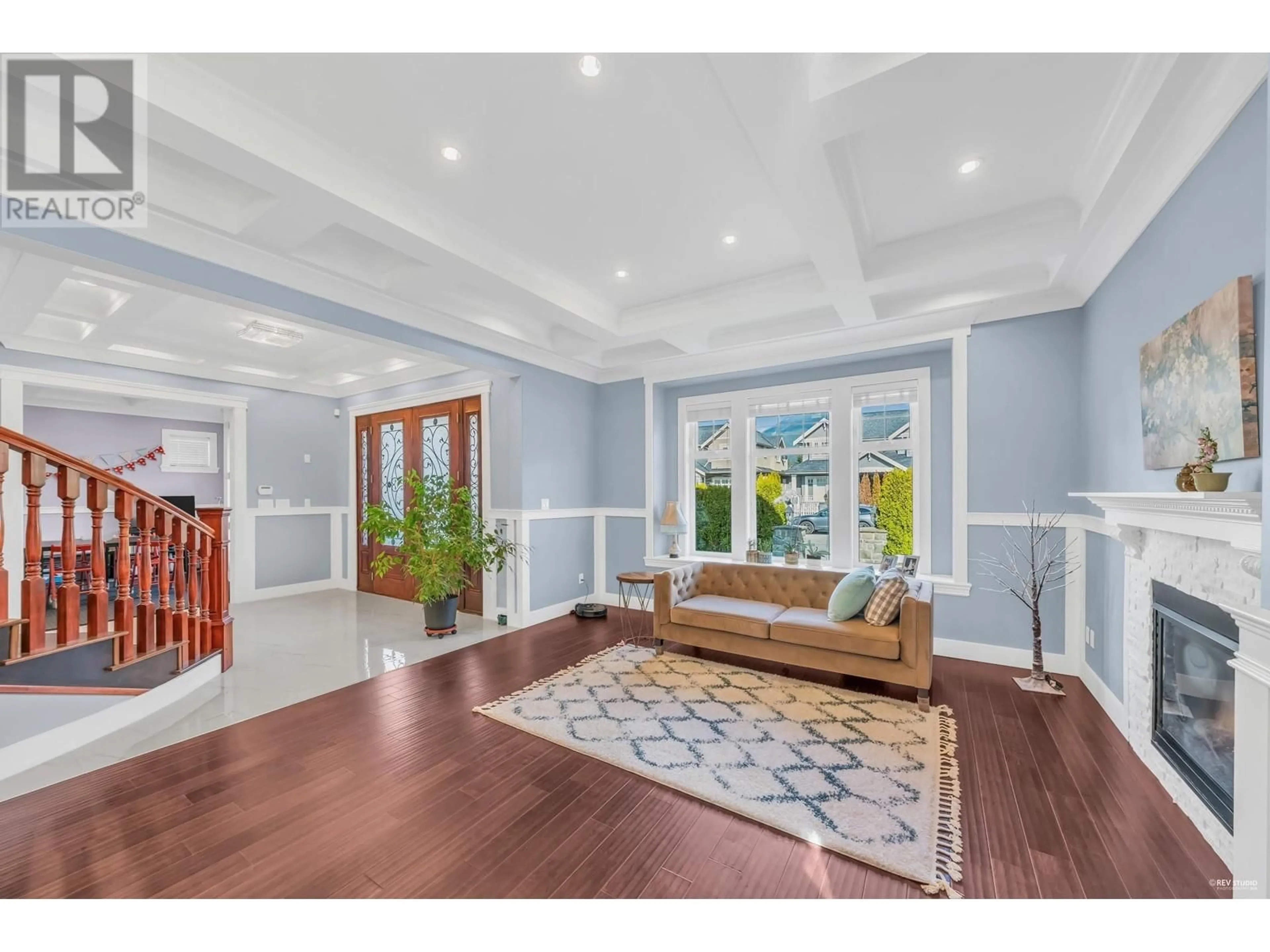 Indoor entryway for 337 17TH STREET, North Vancouver British Columbia V7L2W1