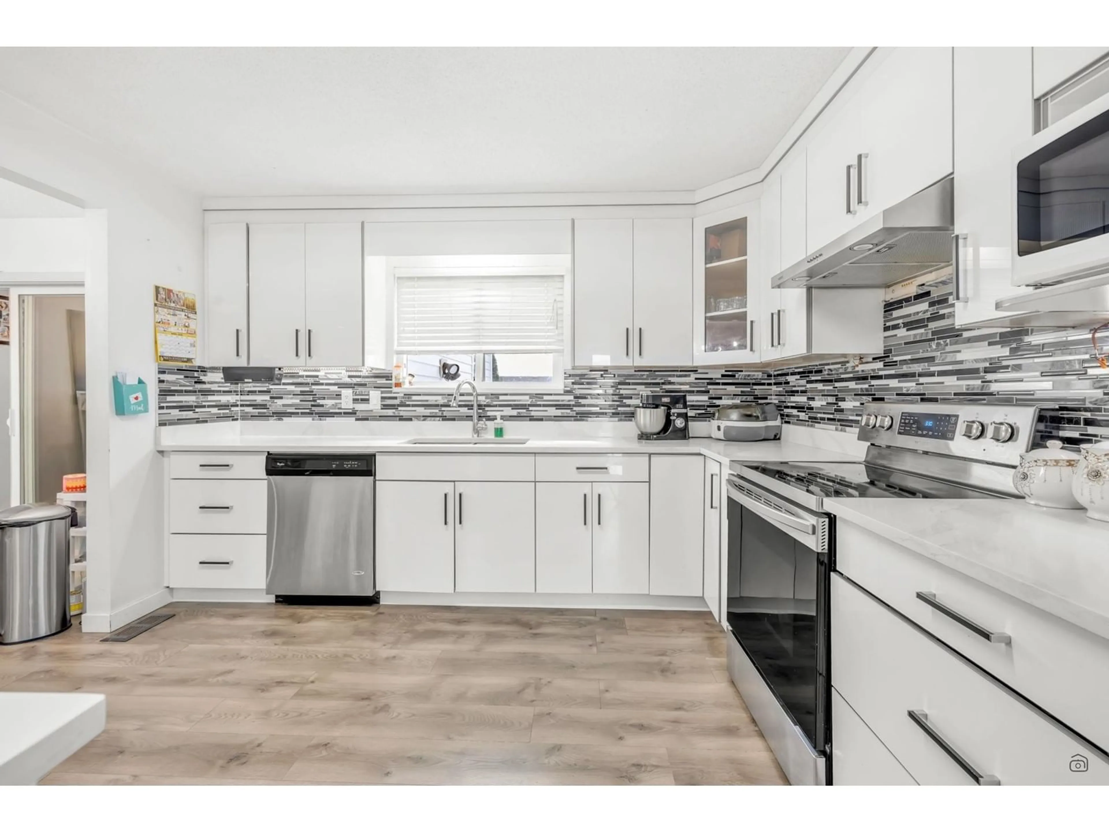 Open concept kitchen, ceramic/tile floor for 3441 SECHELT, Abbotsford British Columbia V2T4Z3